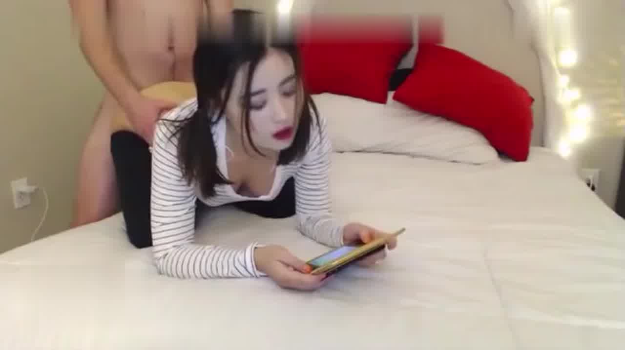  双马尾白虎小美女边玩手机边啪啪啪，尊重下我这粗大的JJ好不好 ！ 的剧照8