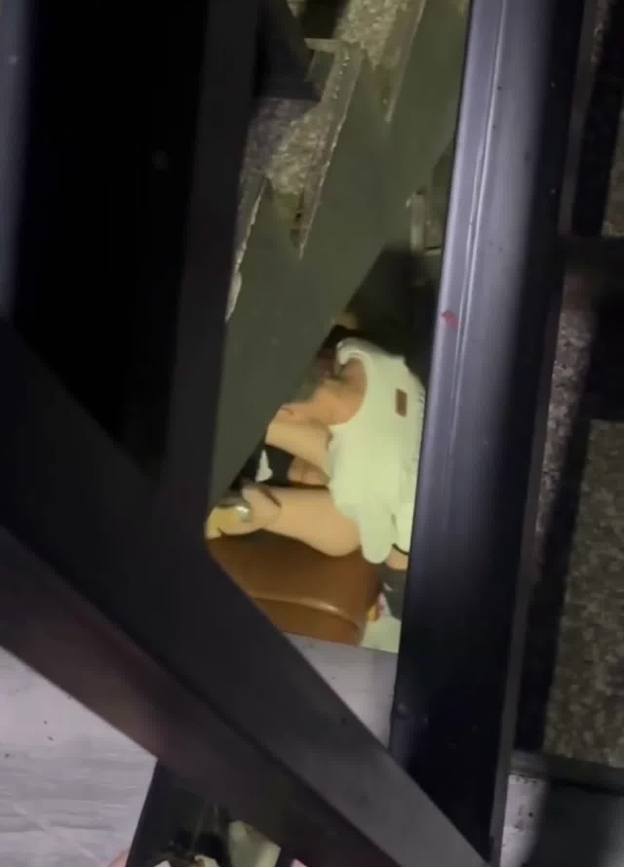  门事件 全网疯求！酒吧楼梯操逼事件 的剧照8