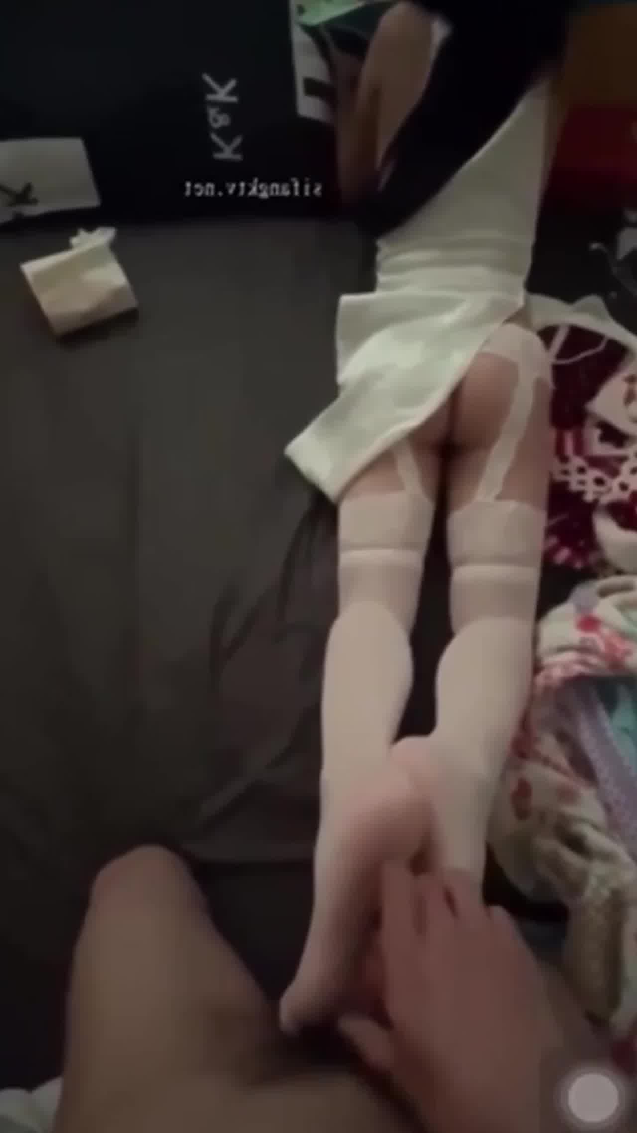  炸裂推荐)公务员小姐姐在党政办公室跟领导偷情大瓜流出 的剧照1