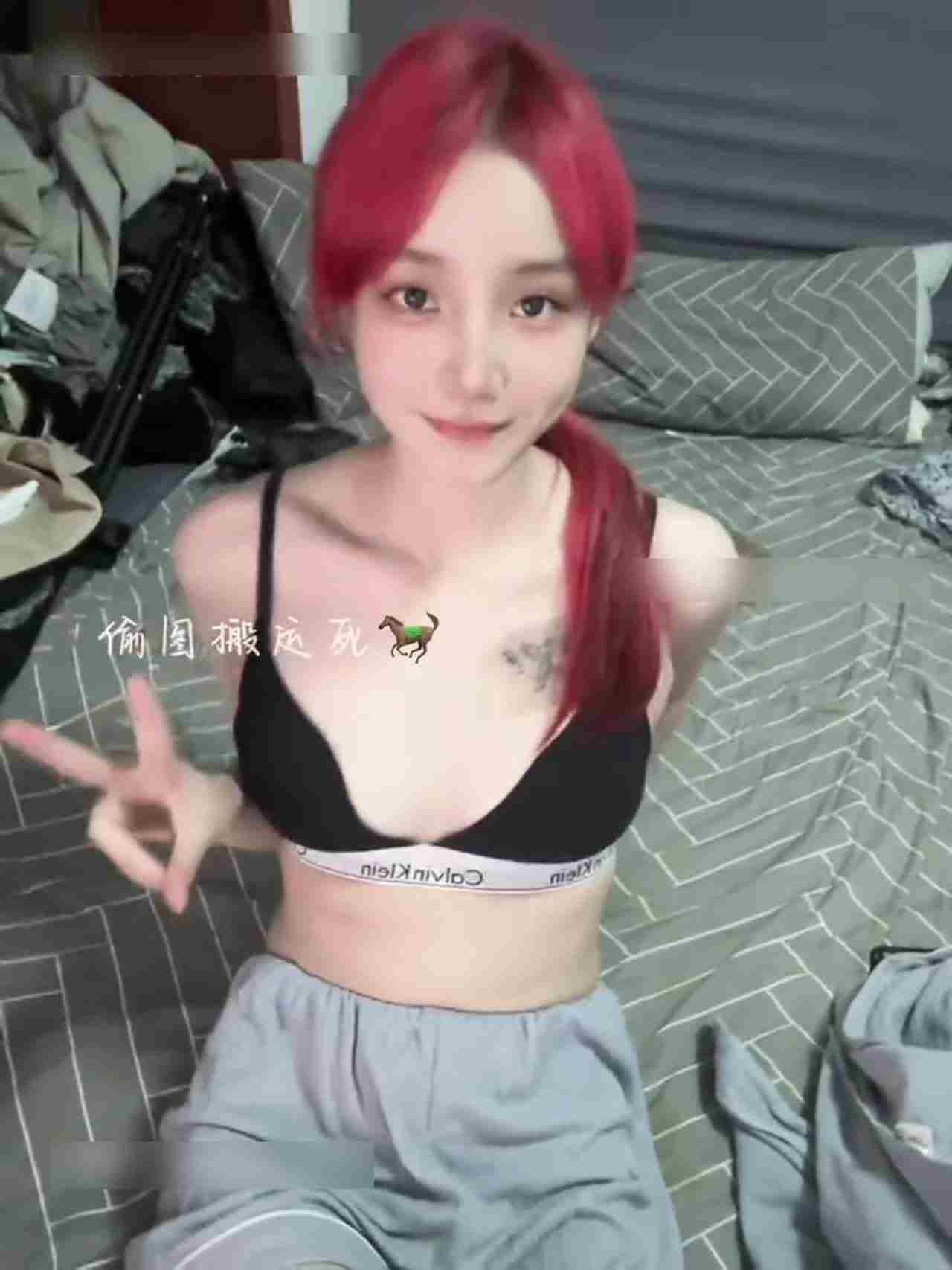  睡前自拍 的剧照4