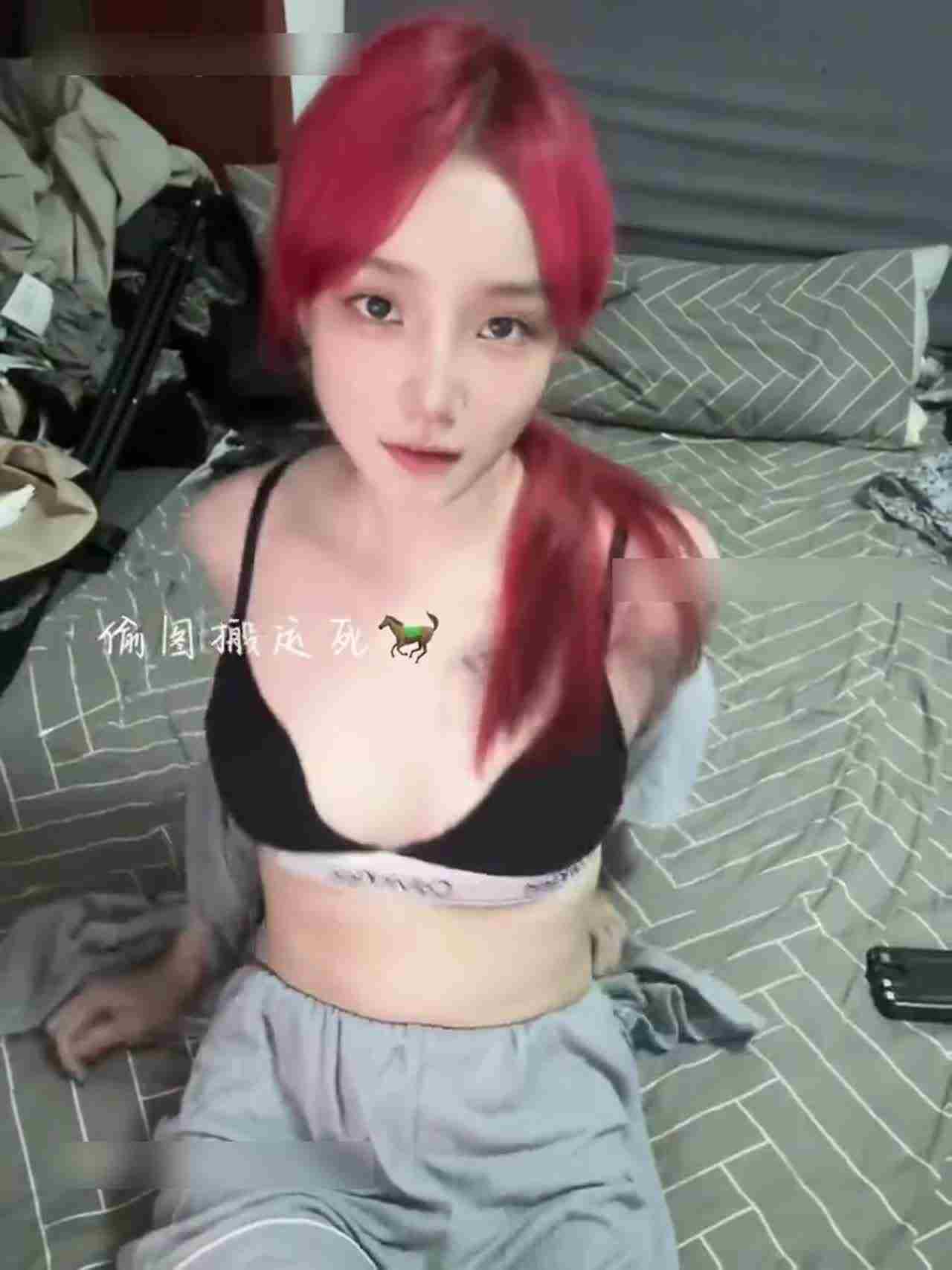  睡前自拍 的剧照8