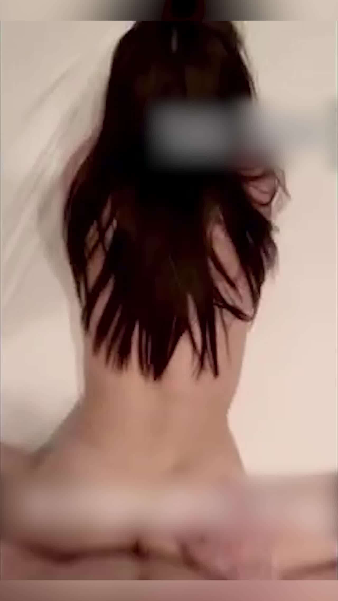  魔都小母狗背着男友在酒店镜子前被我狂插身材无敌 的剧照1