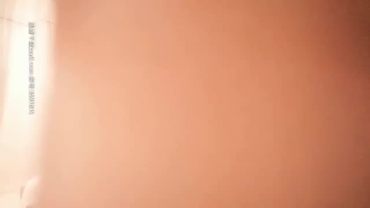  【野狼出击】酒店约炮漂亮外围小姐姐，美胸白嫩温柔体贴 的剧照2