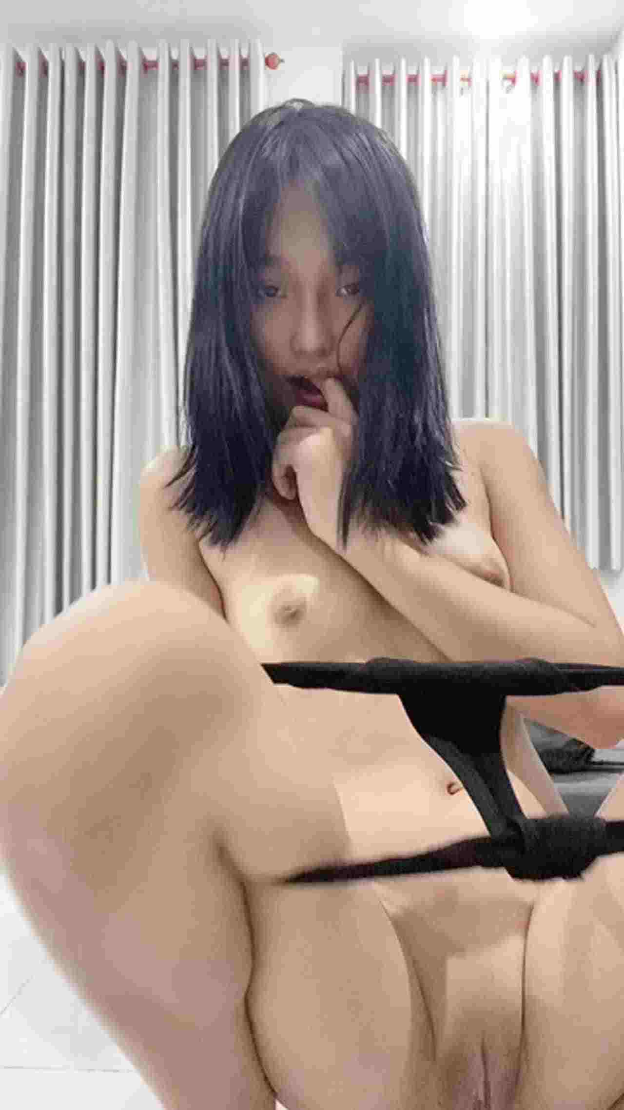  狗狗衣配上吐舌表情反差感自慰 的剧照3