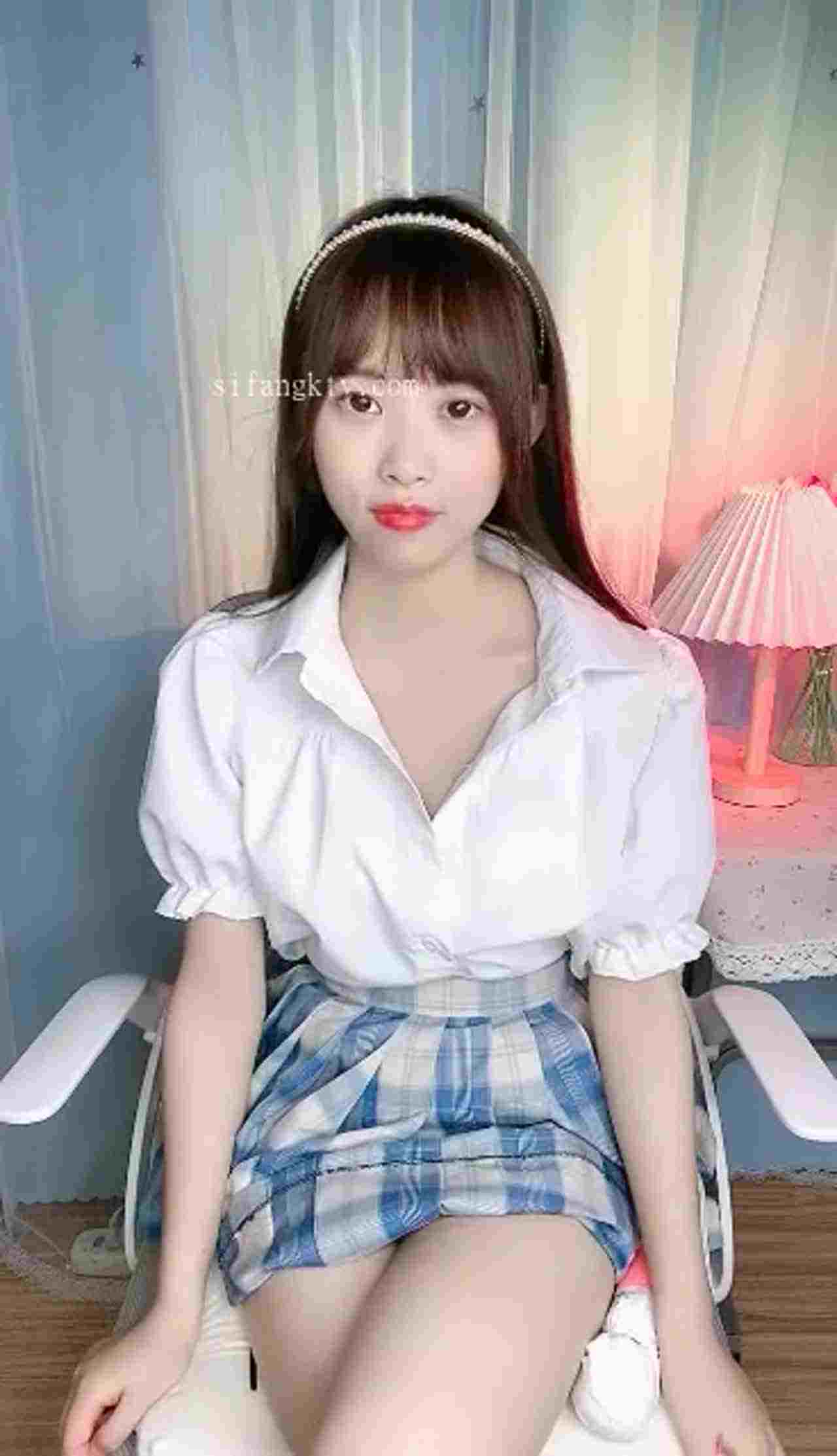  小编私藏 新人青春校花美女被干了 学生校服诱惑 的剧照4