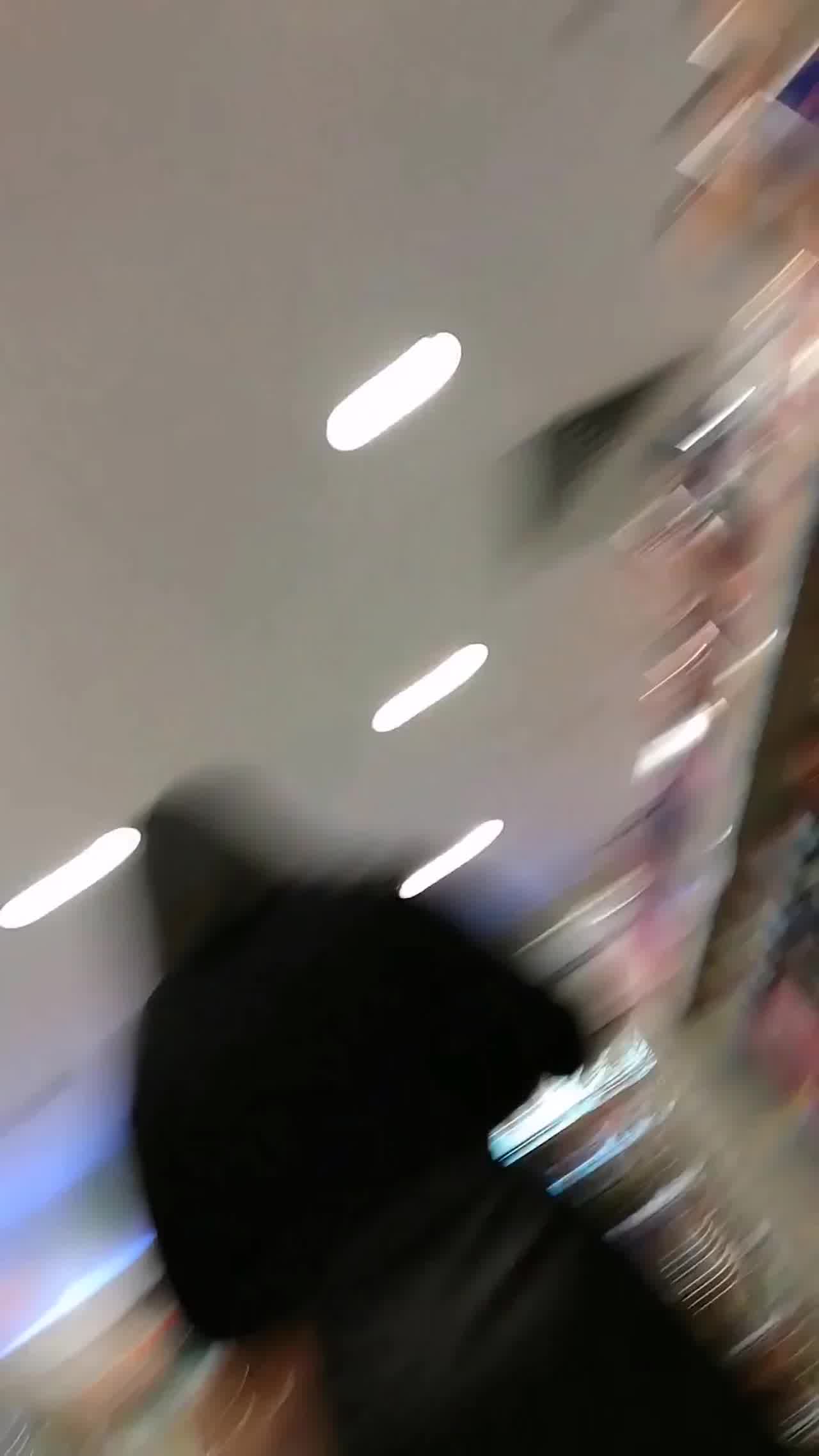  猜猜看黑丝裙底风光的内裤是什么颜色？ 的剧照1