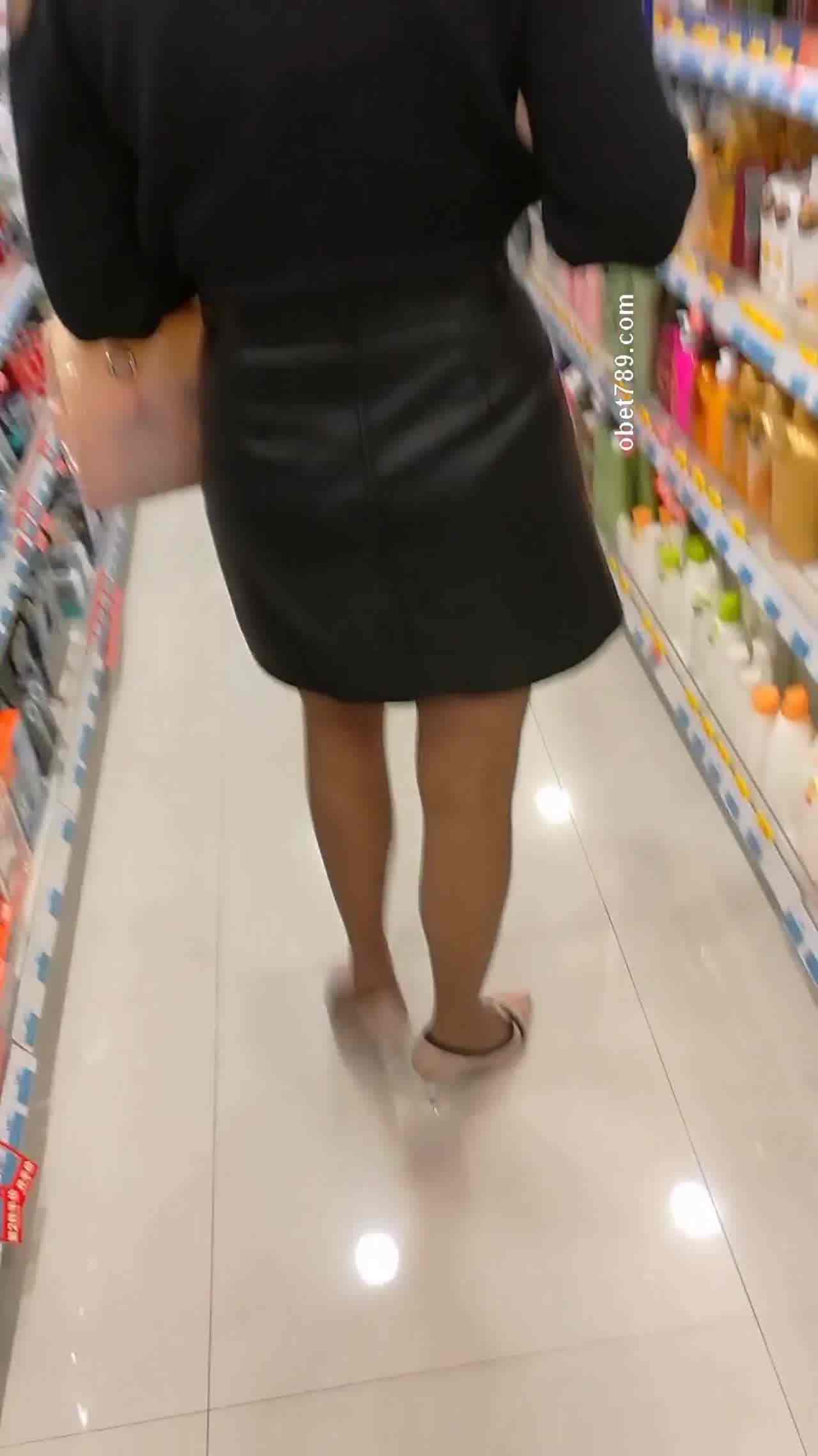  猜猜看黑丝裙底风光的内裤是什么颜色？ 的剧照8