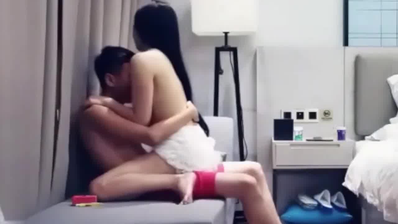  逼近汁多的绝美大学生，一碰就湿，鸡巴一插，马上浪叫起来 的剧照8