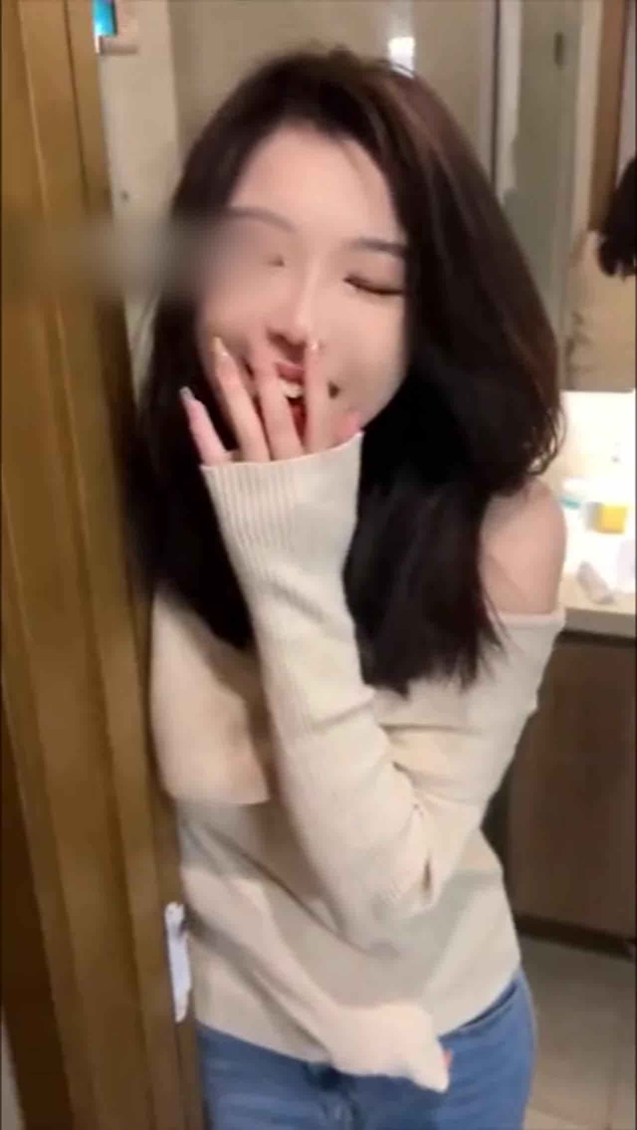  留宿疏通OL同事正妹，前后两个姐姐我都爱。 的剧照4