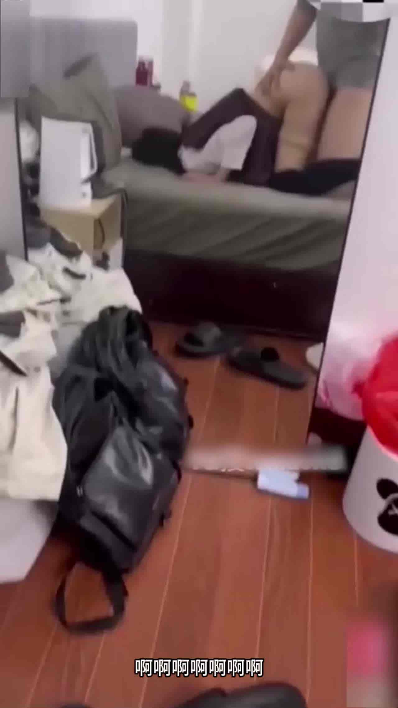  大神调教05年清纯ik学妹，深喉口爆，大屌无情输出淫穴，小脸都被爸爸打肿了，后入内射！ 的剧照10