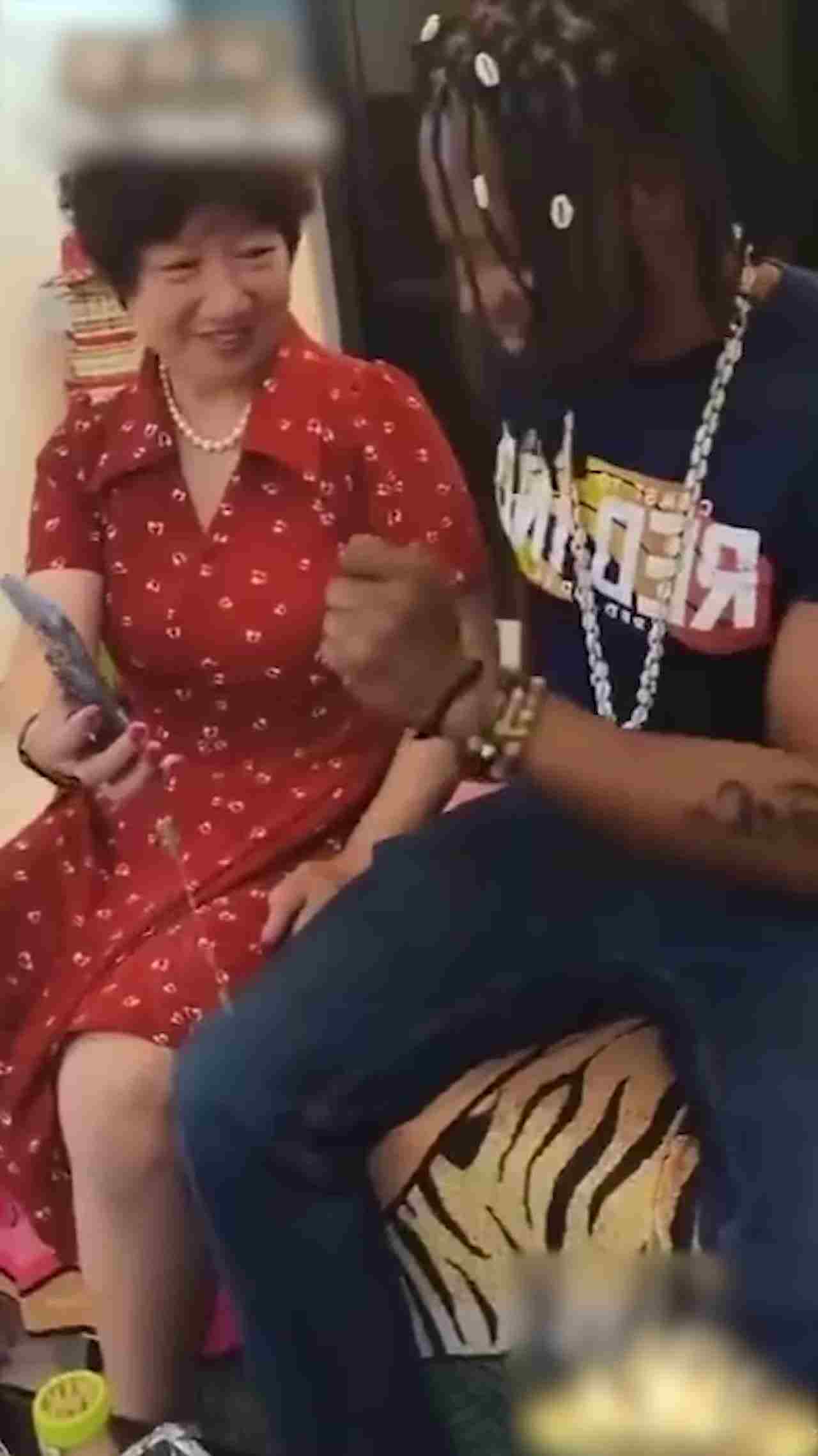  前山东大学校长 樊丽明 热衷引进非洲留学生 提出女伴制度 原来在非洲给黑人当过性奴 的剧照1