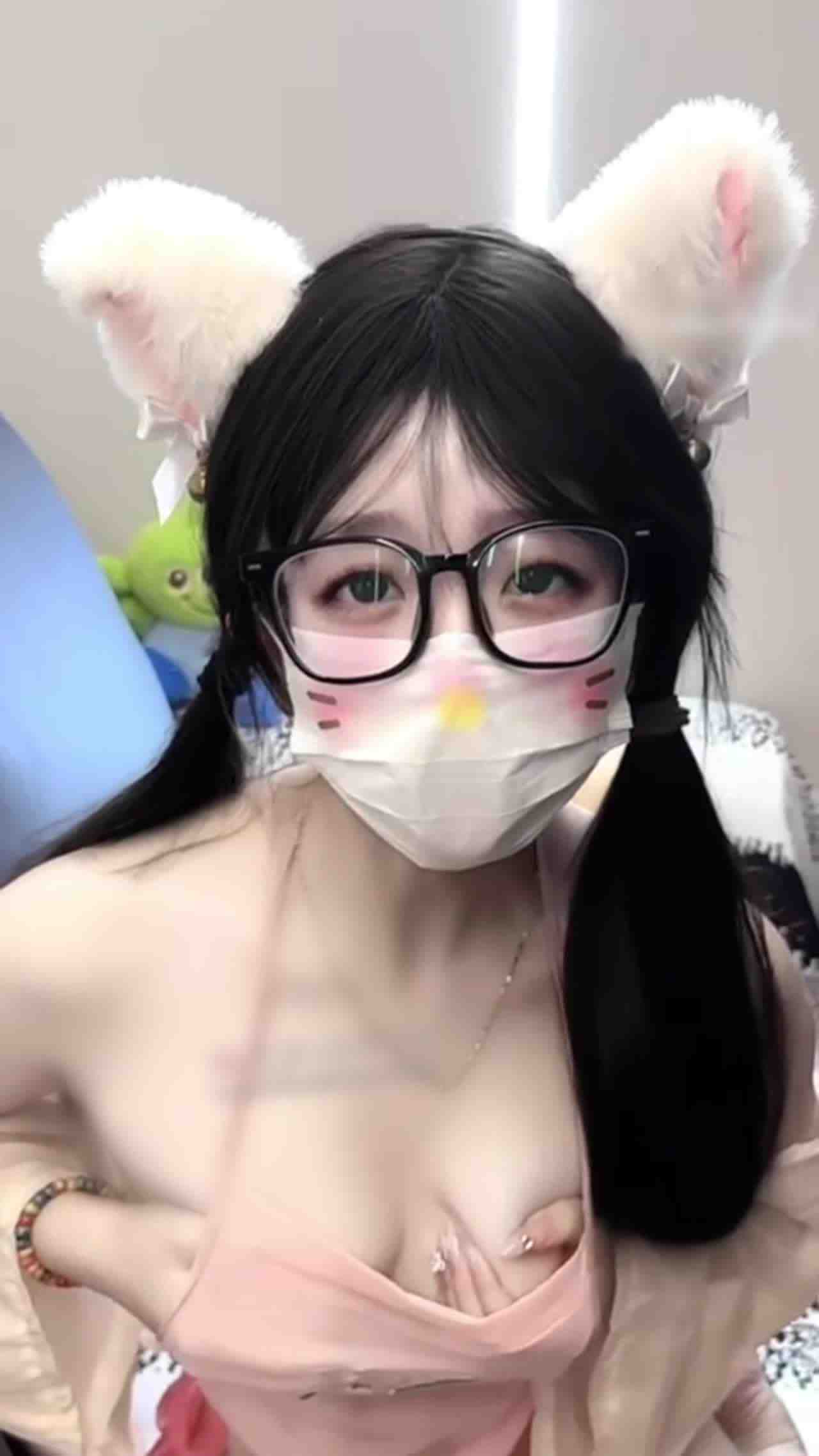  爽了老铁猫耳粉舌少女卖弄骚姿 的剧照5