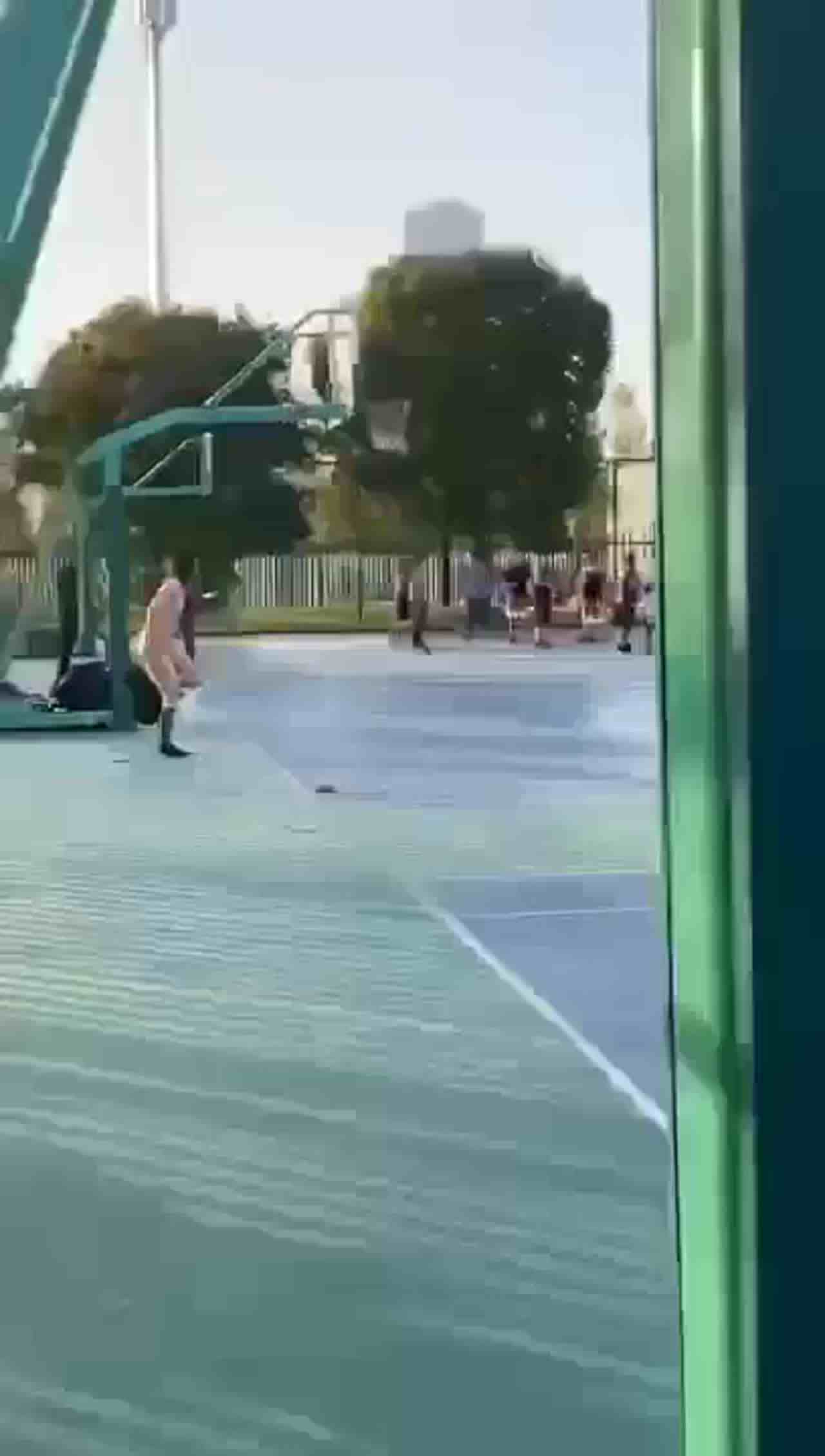  正妹球场脱衣加油，还是来帮倒忙的？看的大家整个懵掉了 的剧照3