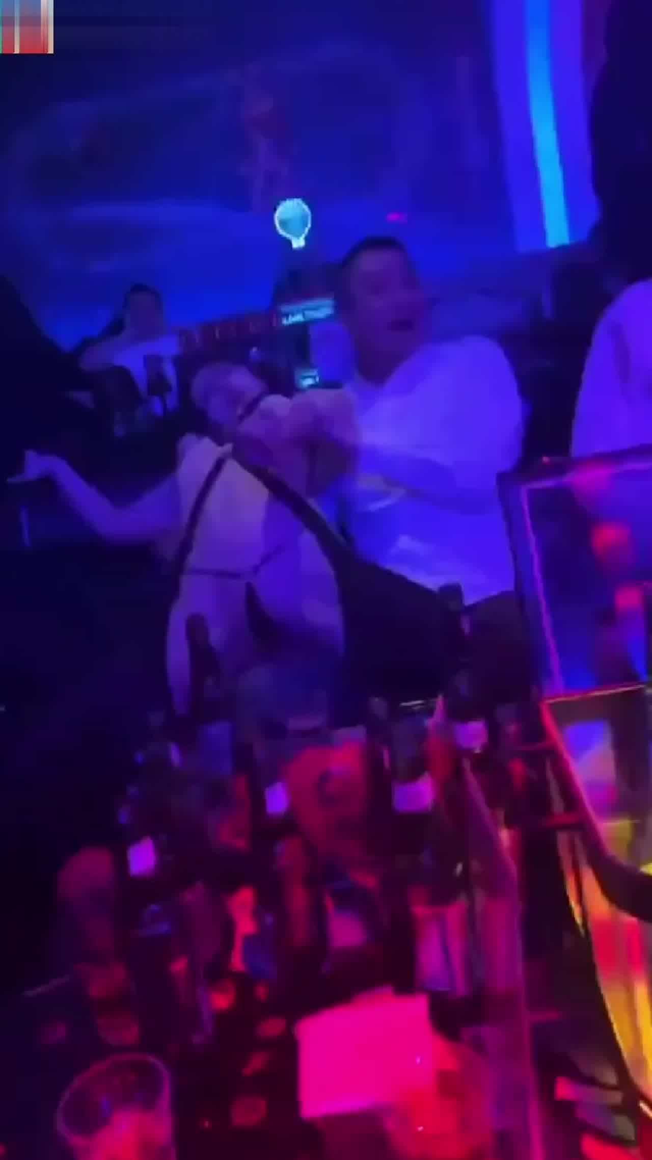  舞蹈系校花酒吧上班勾引中年大叔 的剧照1