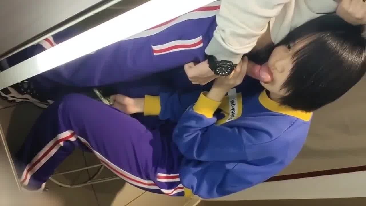  偷偷摸摸在厕所的中学生情侣大胆不怕被发现 的剧照1