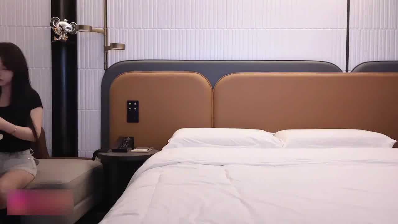  【第一次见这么漂亮的胸！你快点射啊！你太大了我真受不了】好漂亮的奶子！各种姿势被操的一直抖个不停 的剧照7