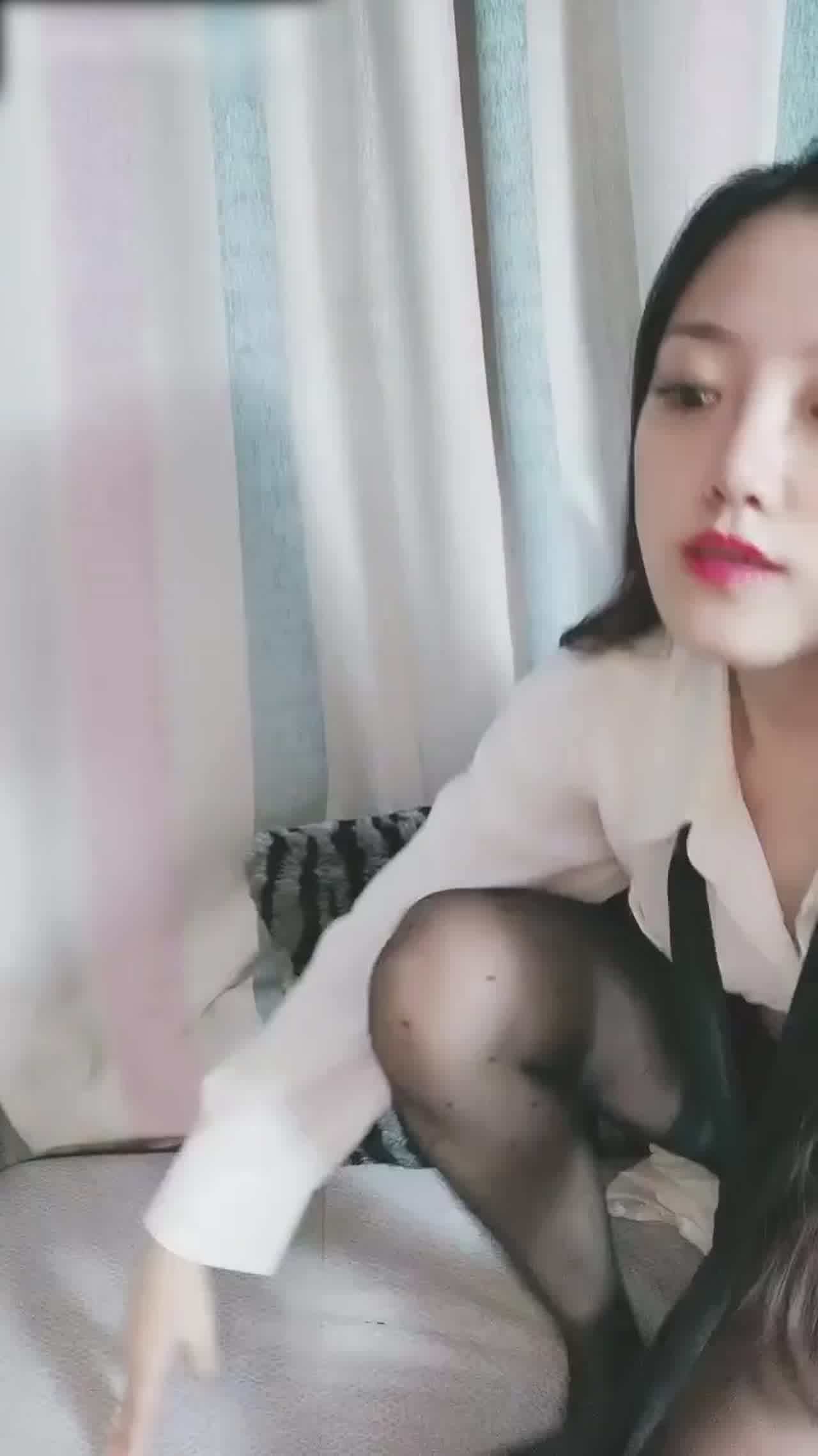  半糖直播主 逗号1 ol小姐姐吃鸡巴 的剧照1