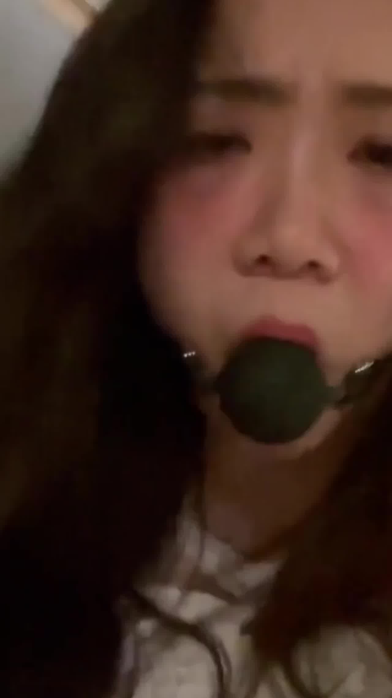  超级大奶美女人间尤物-闵雨晴 反差婊哦~豹纹吊带，趴下等爸爸草 的剧照3