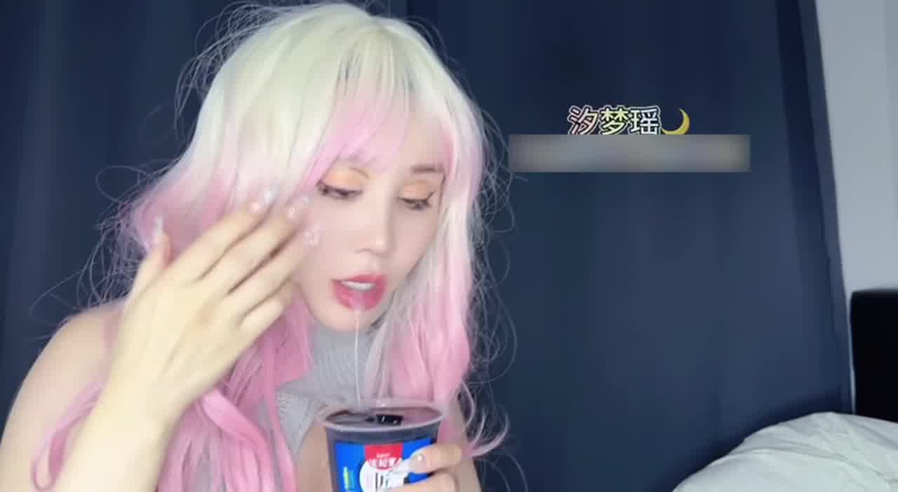  自购推特绿帽奴-这一期是绿帽老公调教，他厄尔也会s一下，口爆后精液吐到果冻里在吃完，然后跟他舌吻 的剧照5