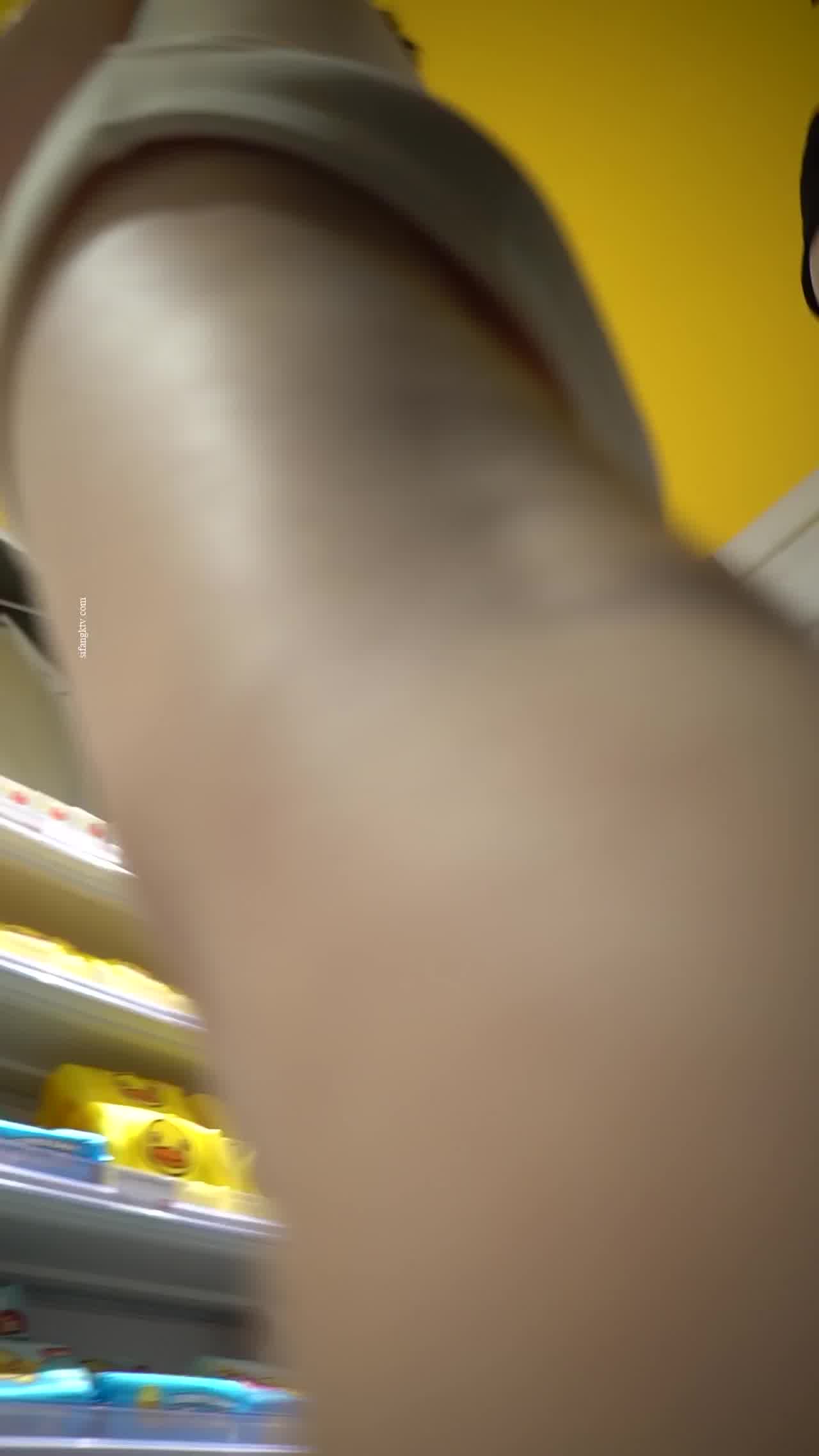  CD大师商场尾随偷拍几个美女裙底风光 白裙美女粉内正面蕾丝花纹微透 的剧照4