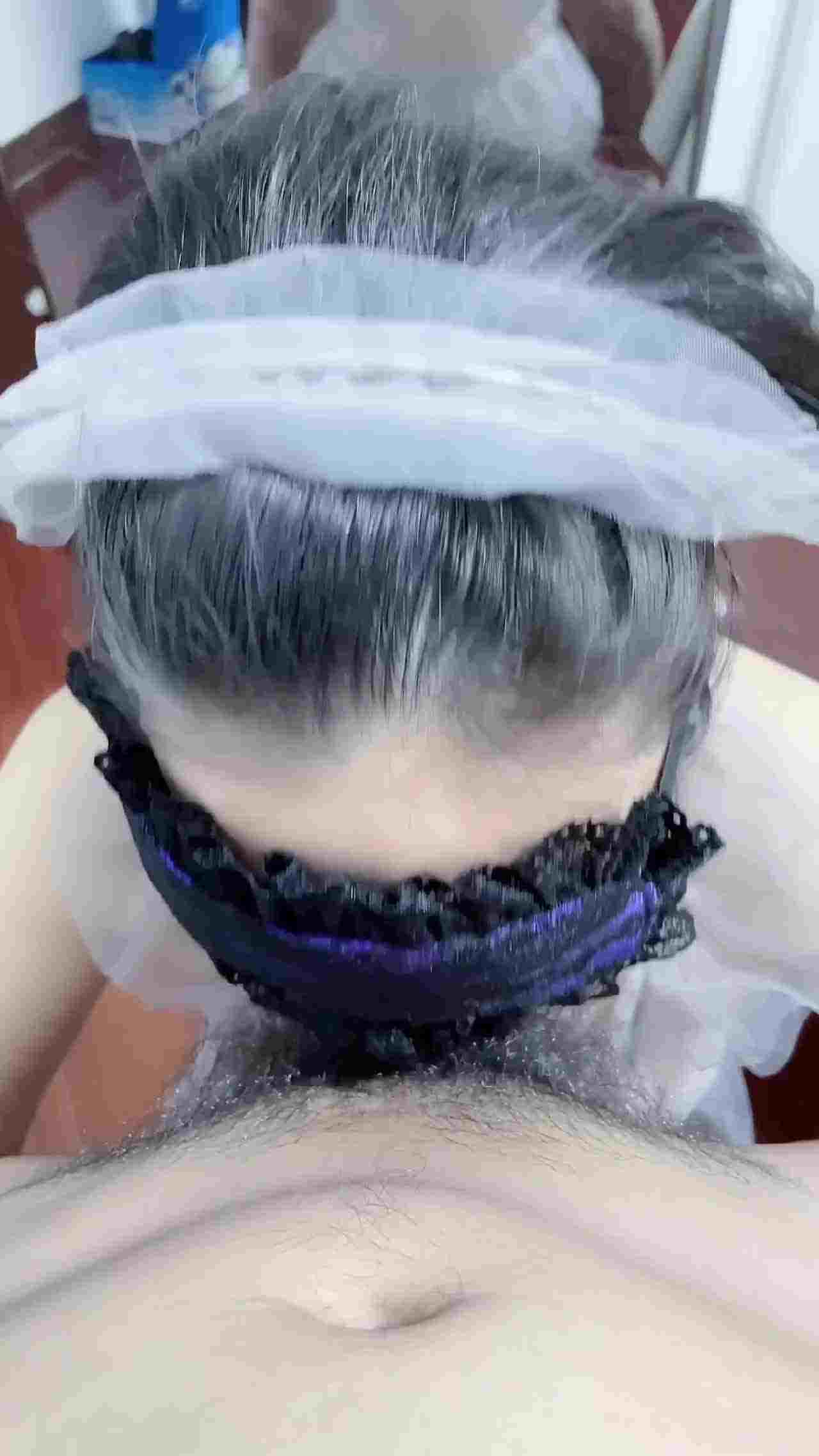  柜姐人妻跪在地上乖乖吃鸡 的剧照5