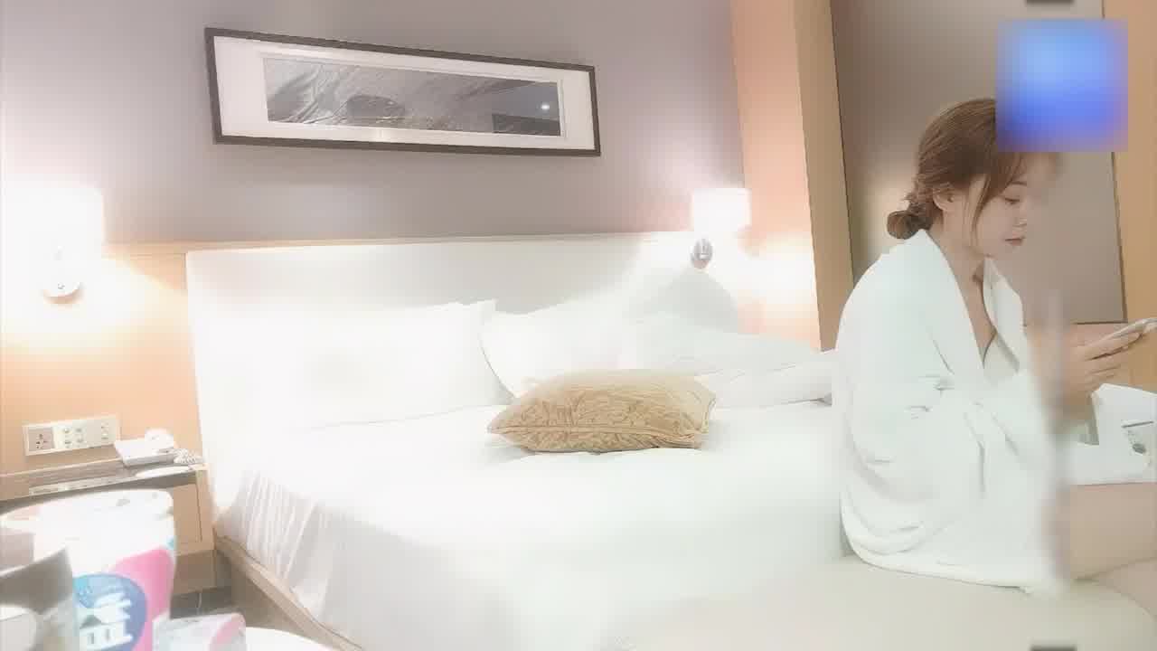  深夜长相甜美气质萌妹苗条身材穿上黑丝口交上位骑坐抽插 的剧照7