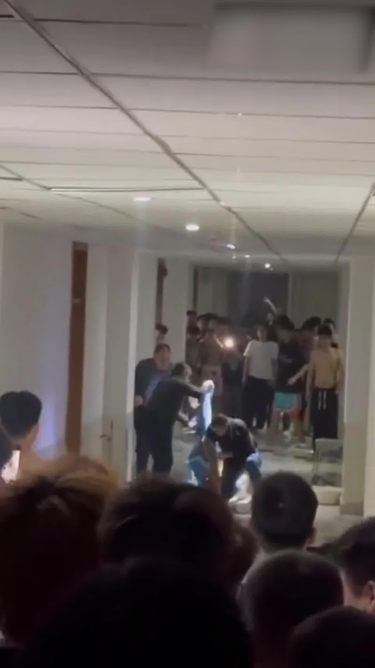  吃瓜爆料，女生分手受刺激裸体炮男生宿舍打砸 的剧照2