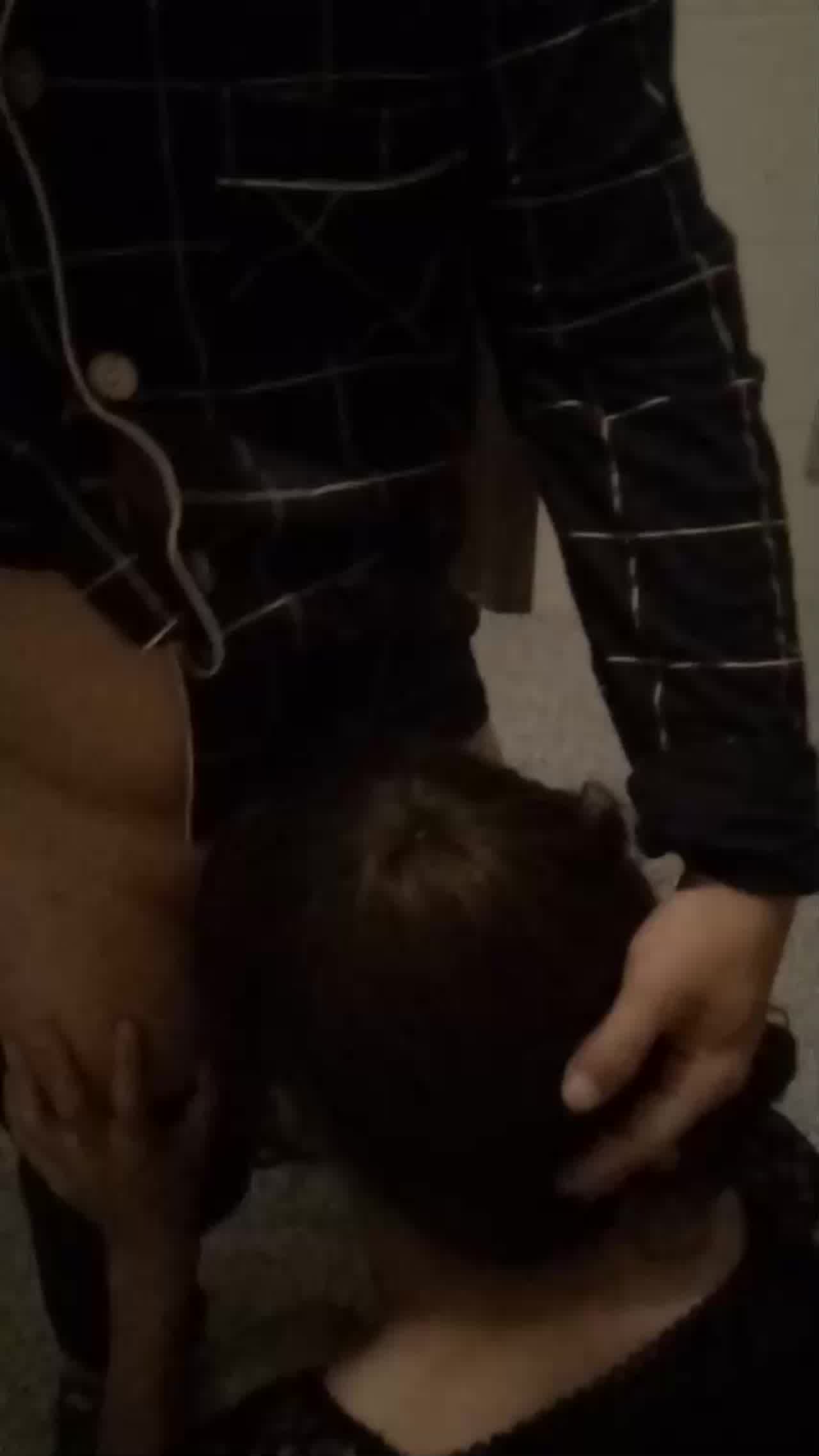  骚货娘们夜晚寂寞难耐，勾搭邻居到顶楼打炮，上来就吃鸡脱裤子做爱 的剧照10