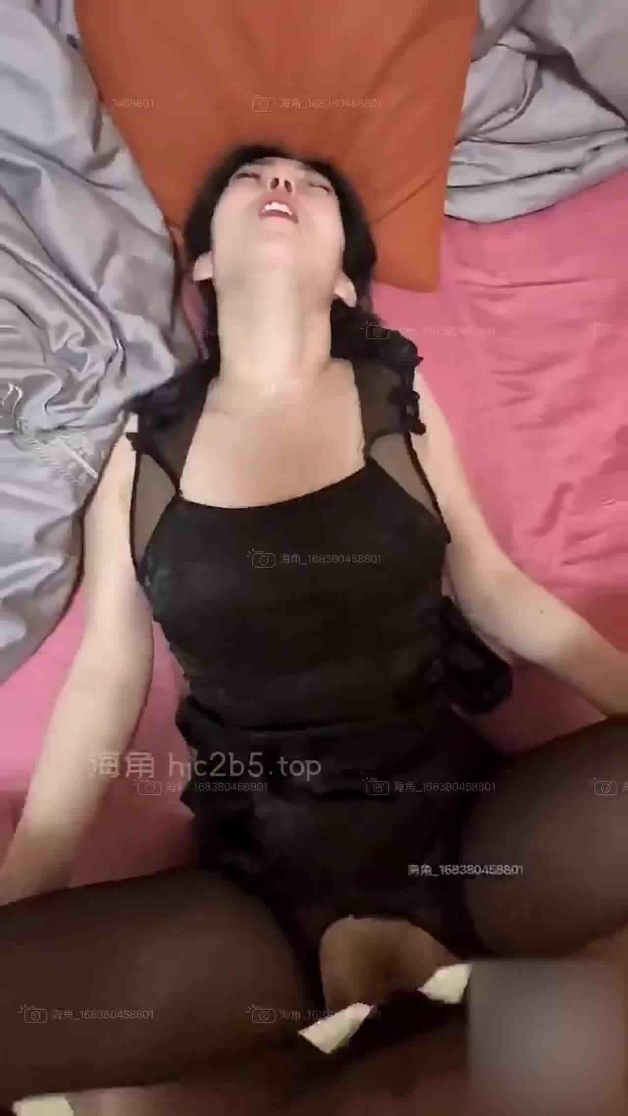  山东00年极品眼镜反差婊少妇曹X可性生活曝光性和海友性爱视频 的剧照9