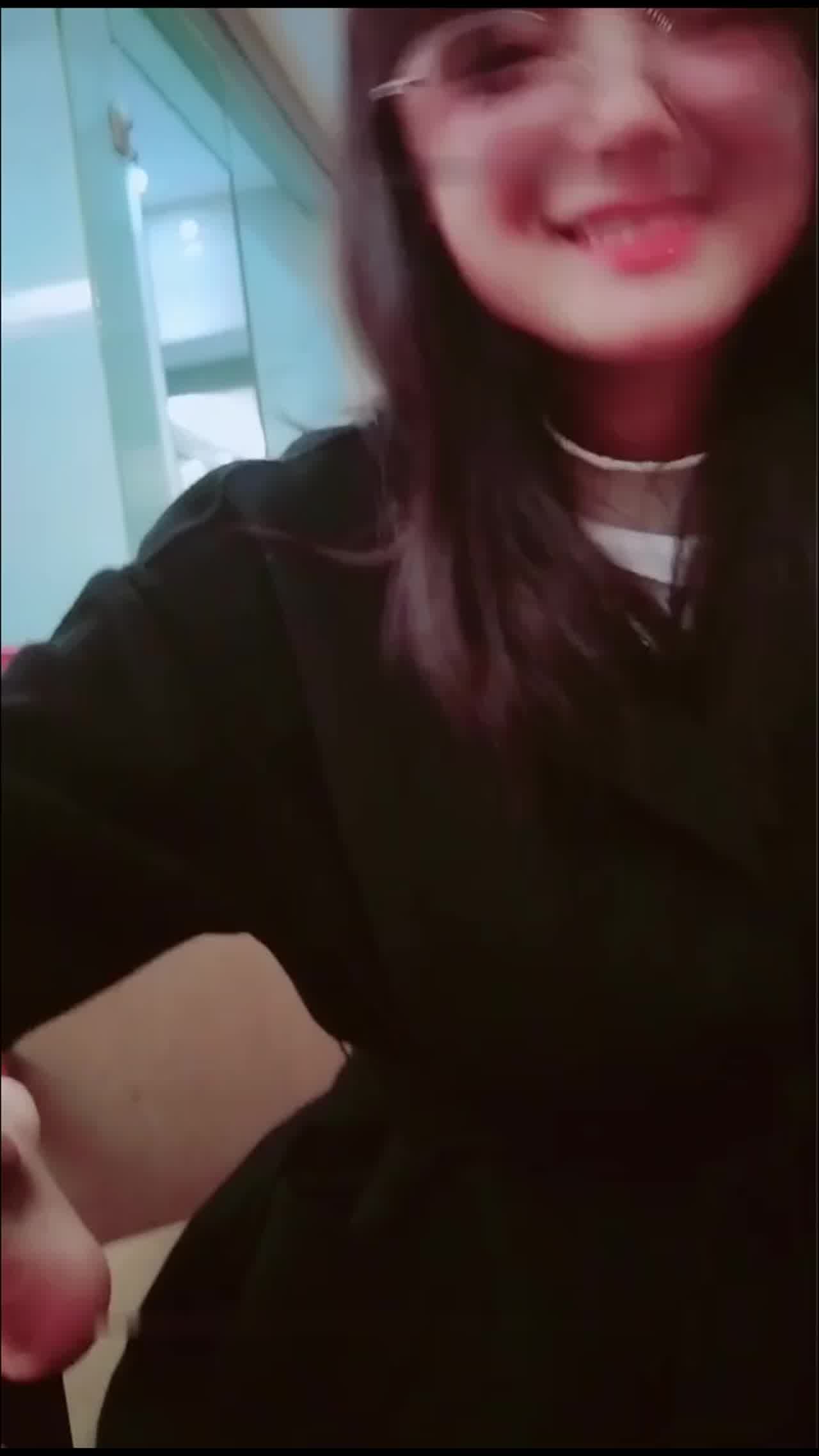  【真实强上英语老师】没事别乱勾引人，挑逗学生被强推，看来强奸也不是那么容易，强上摁住半天才插进去！ 的剧照3