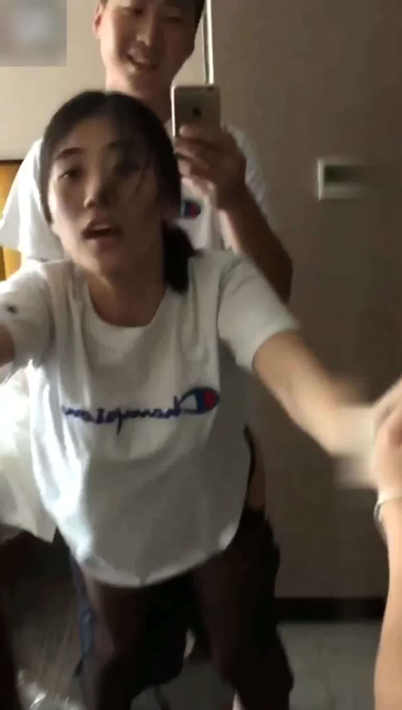  大学清纯妹被后入 的剧照5