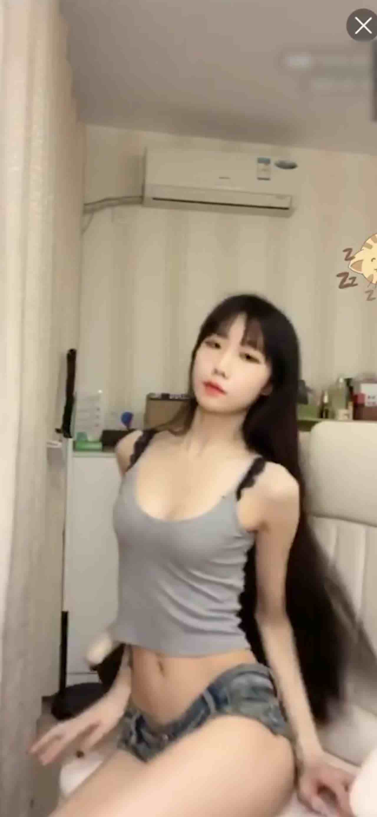  极品网红八月未央露脸火辣热舞 的剧照10