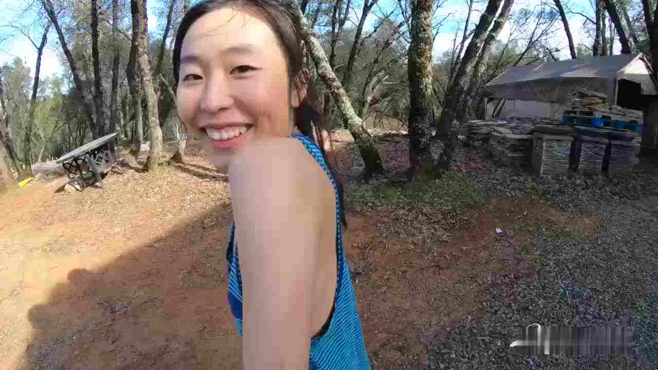  出国吃洋屌的妹子 跑去别人院子里性爱 还被监视器录下来 的剧照7