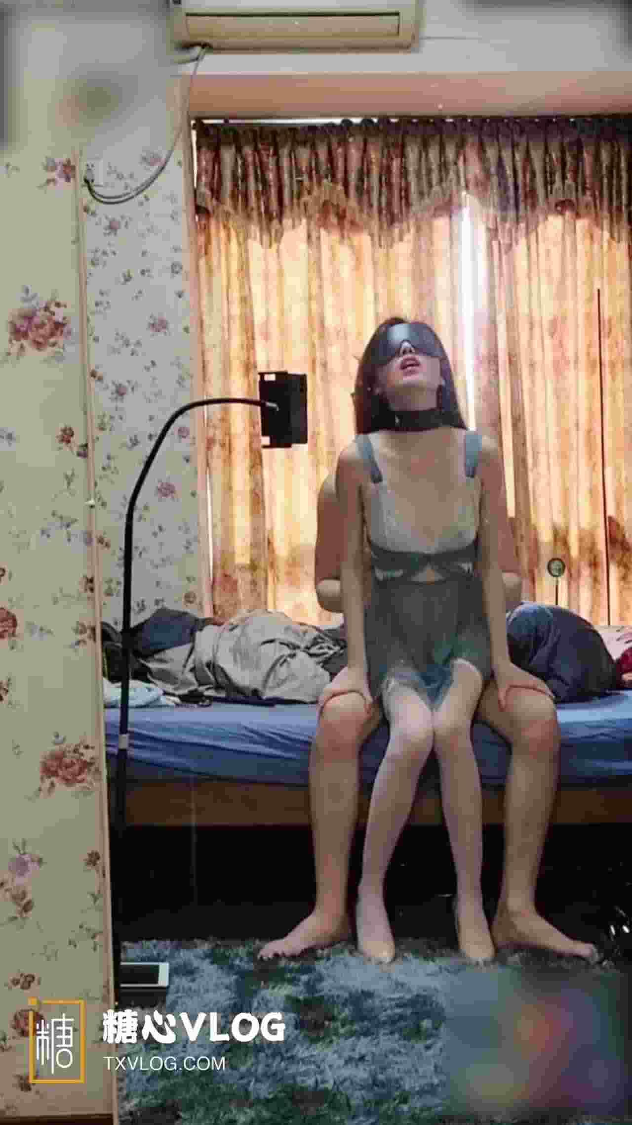  清纯小姐姐对镜子自拍爱爱 的剧照1