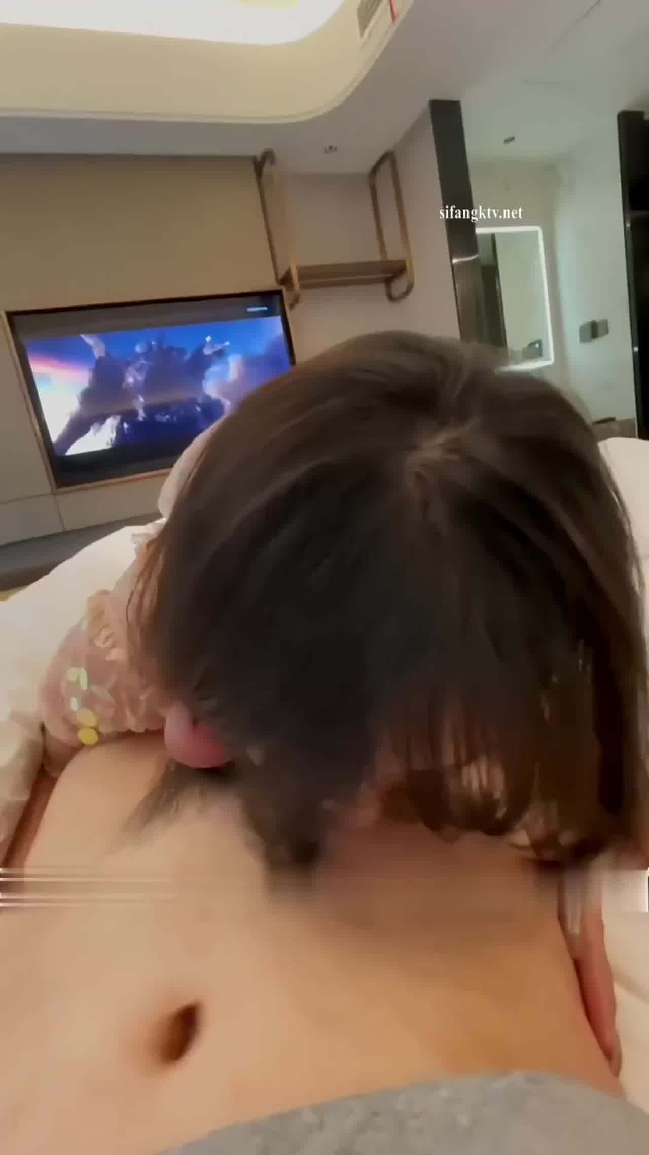  美腿美鲍被大鸡巴掏出白浆短发气质骚货翘臀等鸡巴来操太骚了还没插进去就开始饥渴难耐 的剧照10