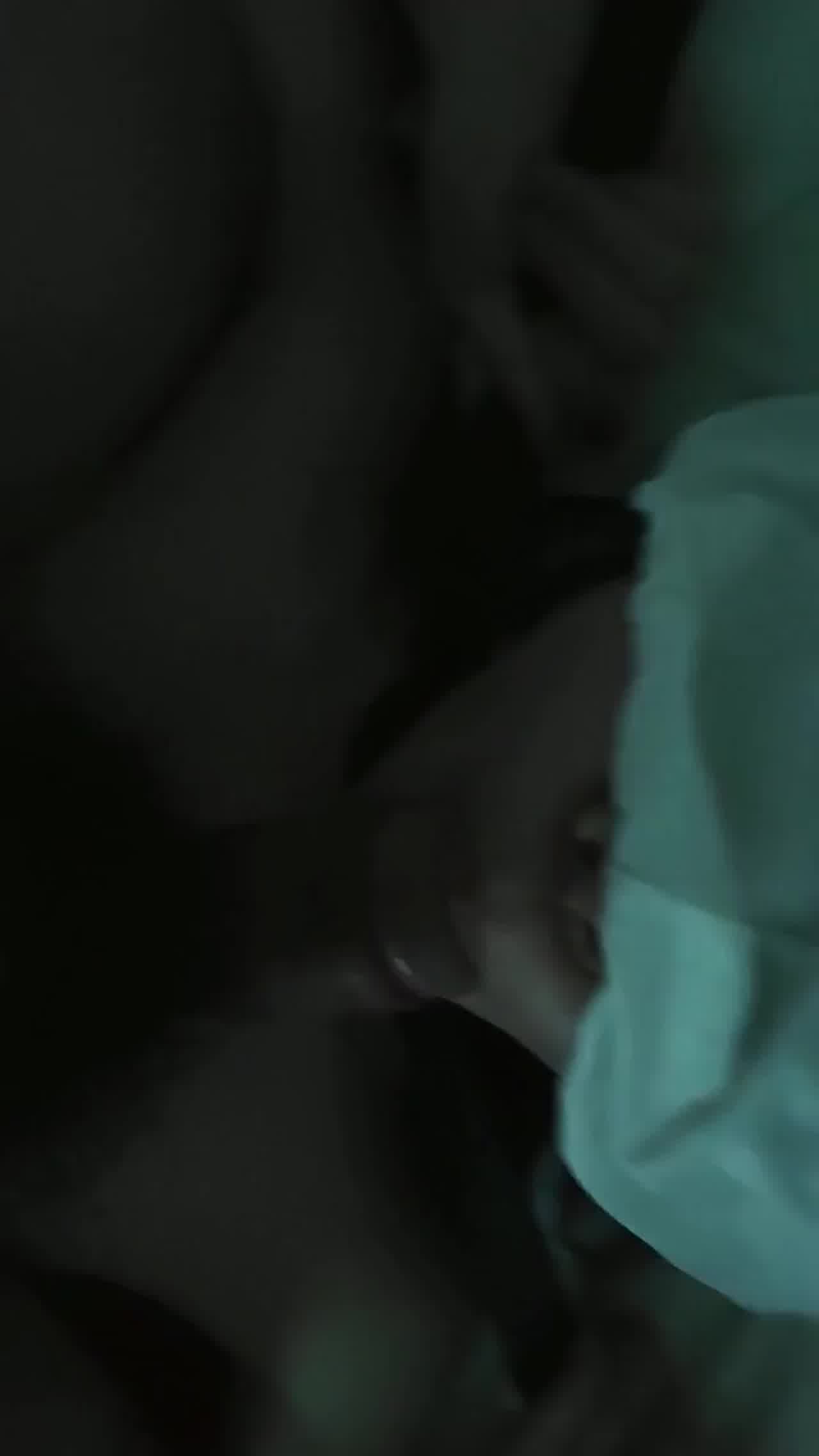  【你没录我视频吧？】顶级清纯反差，看到男友拍照打掉摄像机，没想到被罚尿满全身，和口爆吞精调教 的剧照5