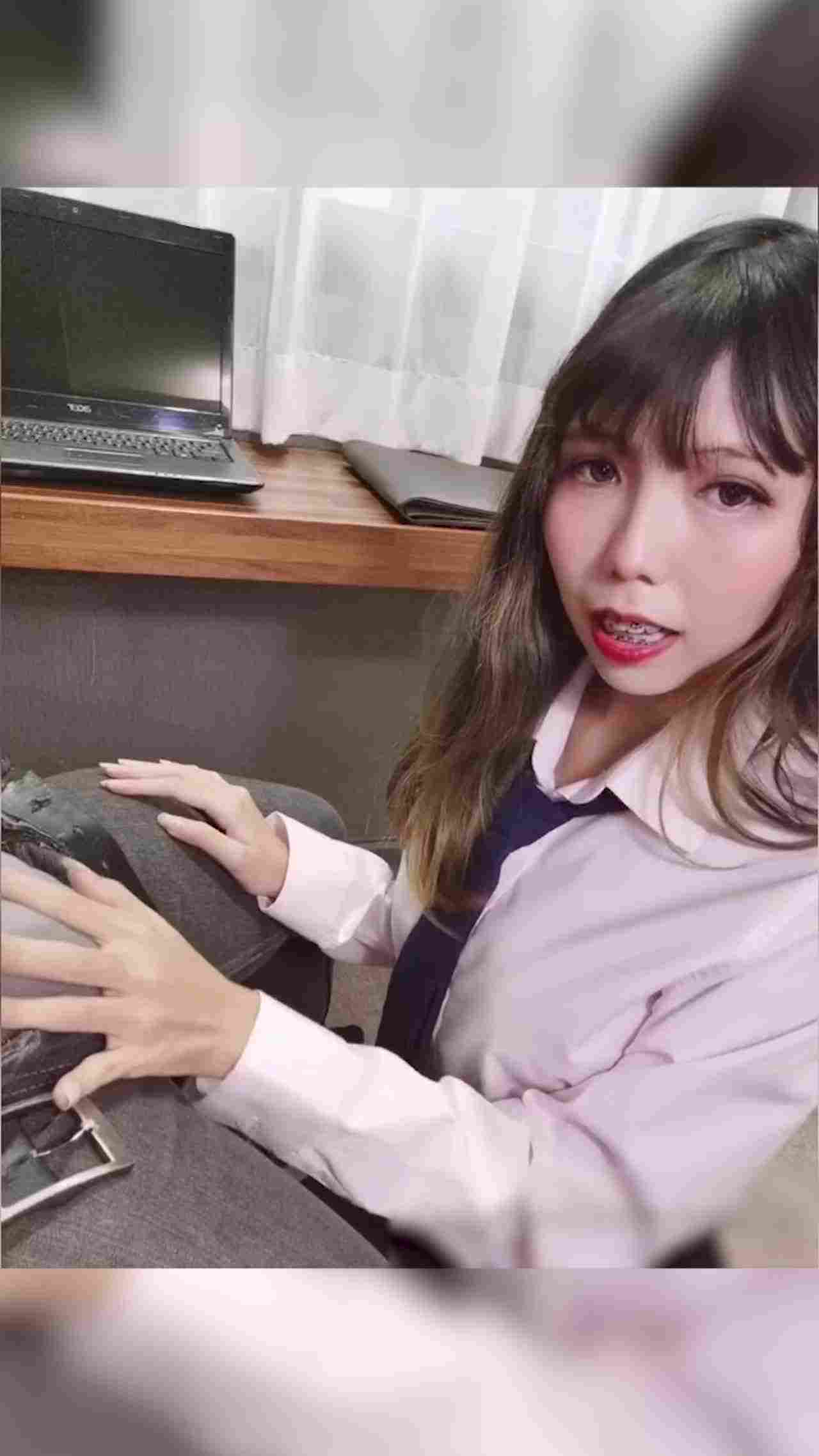  这样的制服美女给我来一打舔肉棒 的剧照1