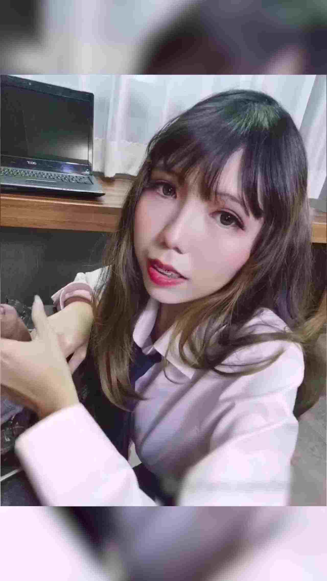  这样的制服美女给我来一打舔肉棒 的剧照3