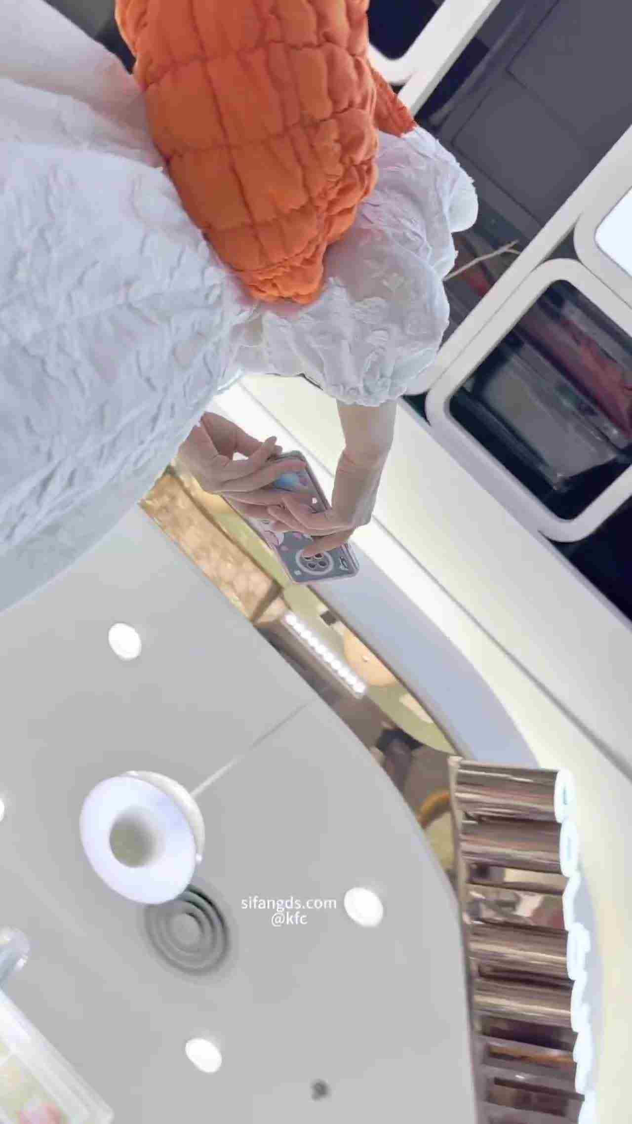  目标对准白衣小姐姐的裙底！ 的剧照9