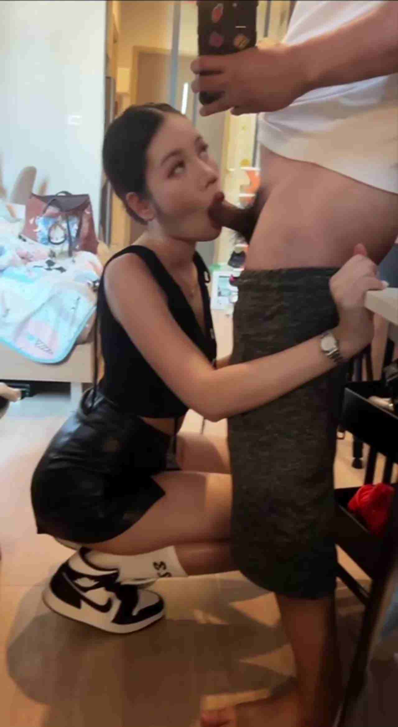  穿着AJ就蹲下来帮我吃鸡！ 的剧照7