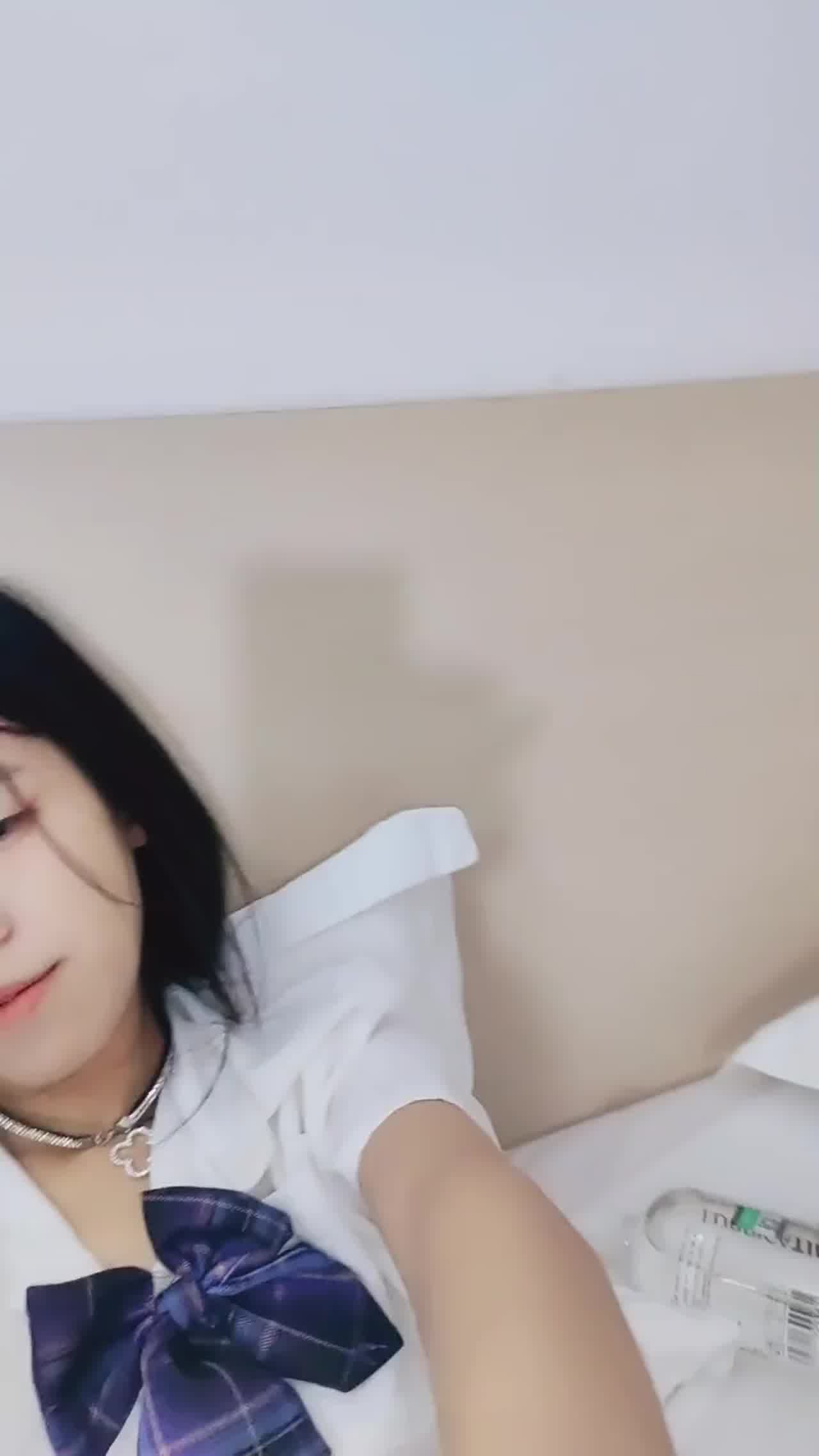  极品反差淫娃 又嫩又甜还会喷水！黑白丝足交 上位骑乘 . 的剧照9