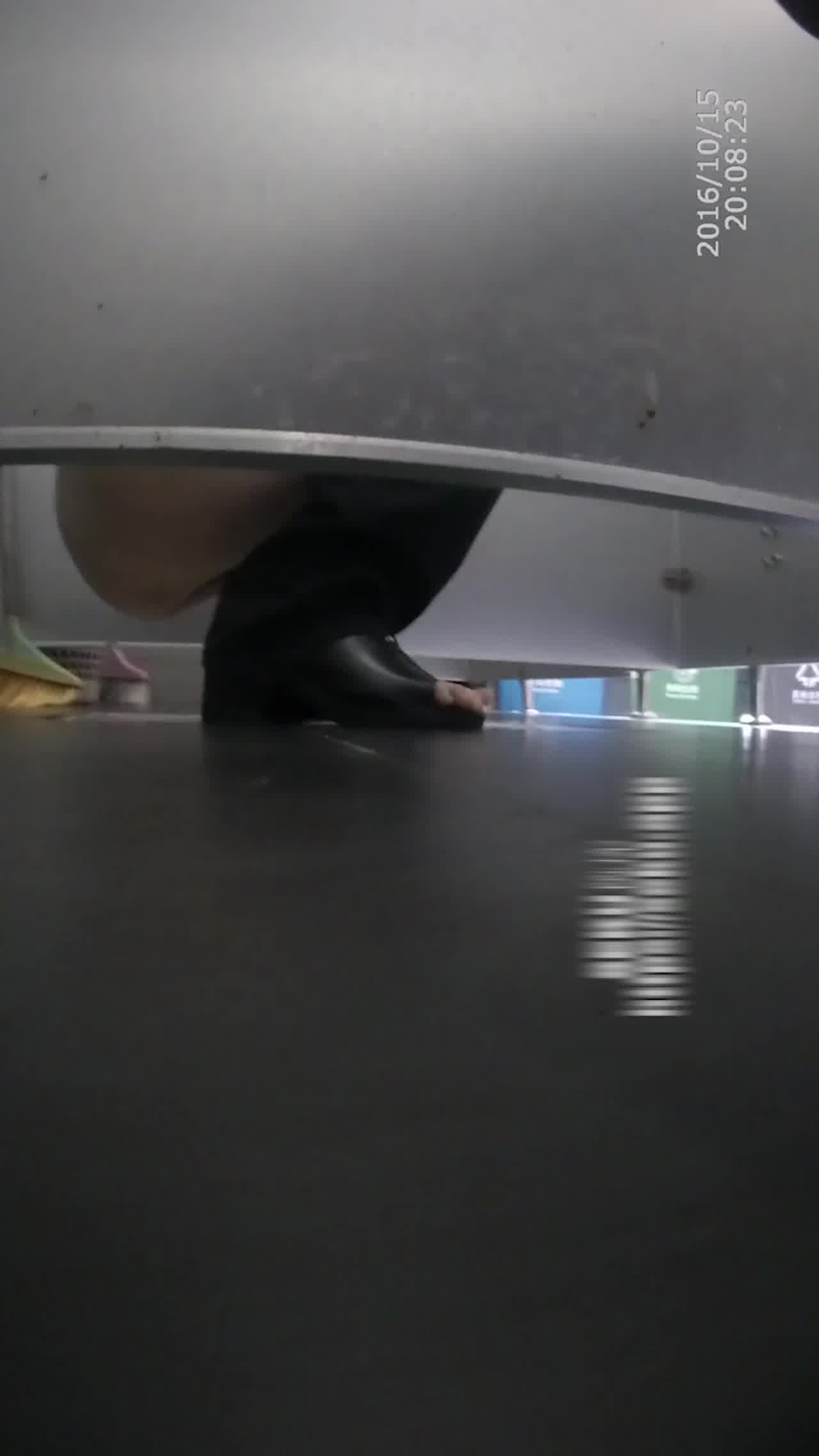  门事件 湖北省宜昌市公安局女局长上CS时竟惨遭TP❤️连尿尿模样都被看得一清二楚！ 的剧照9