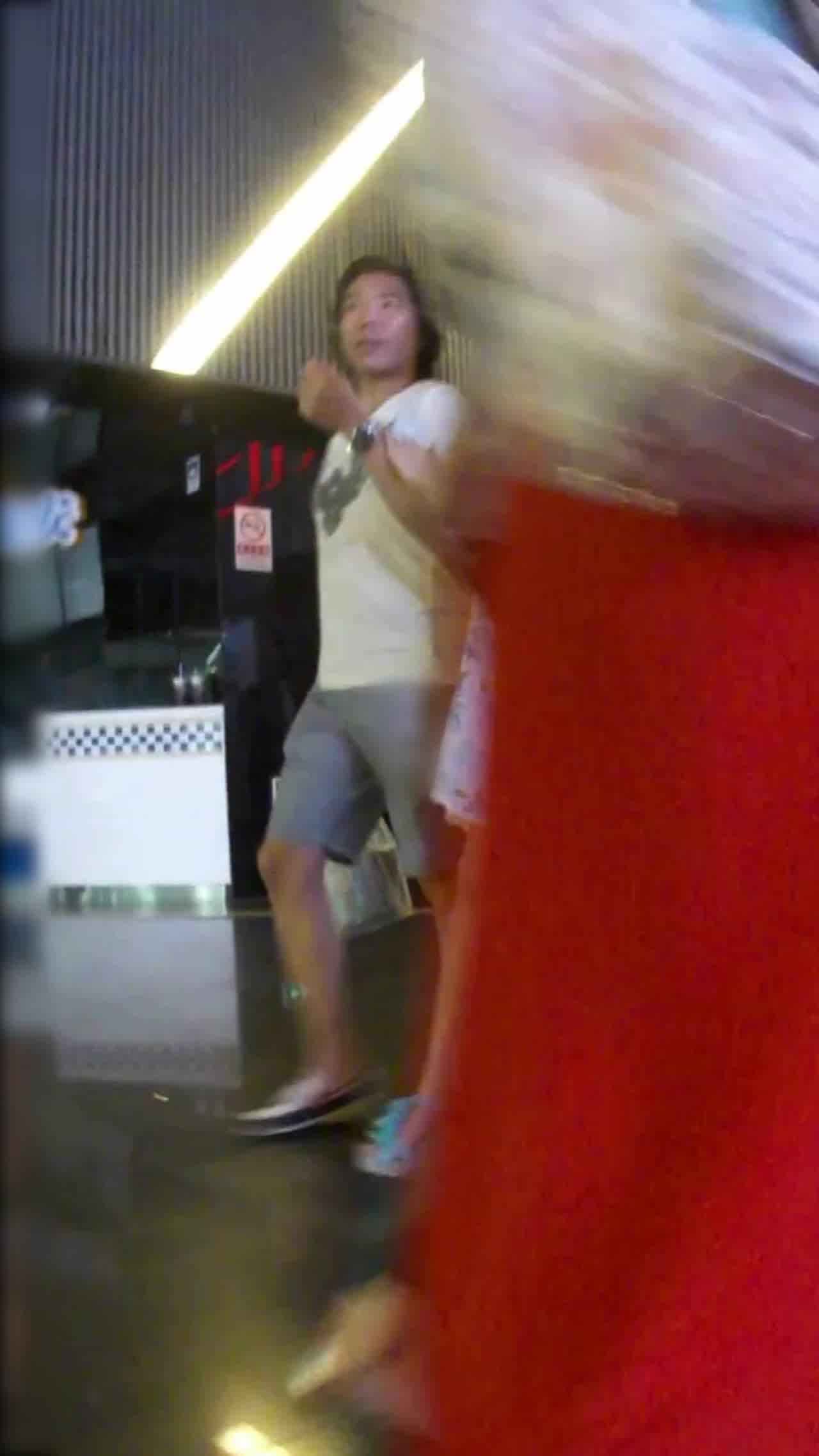  情侣逛商场偷拍别人女友裙底风光 的剧照8