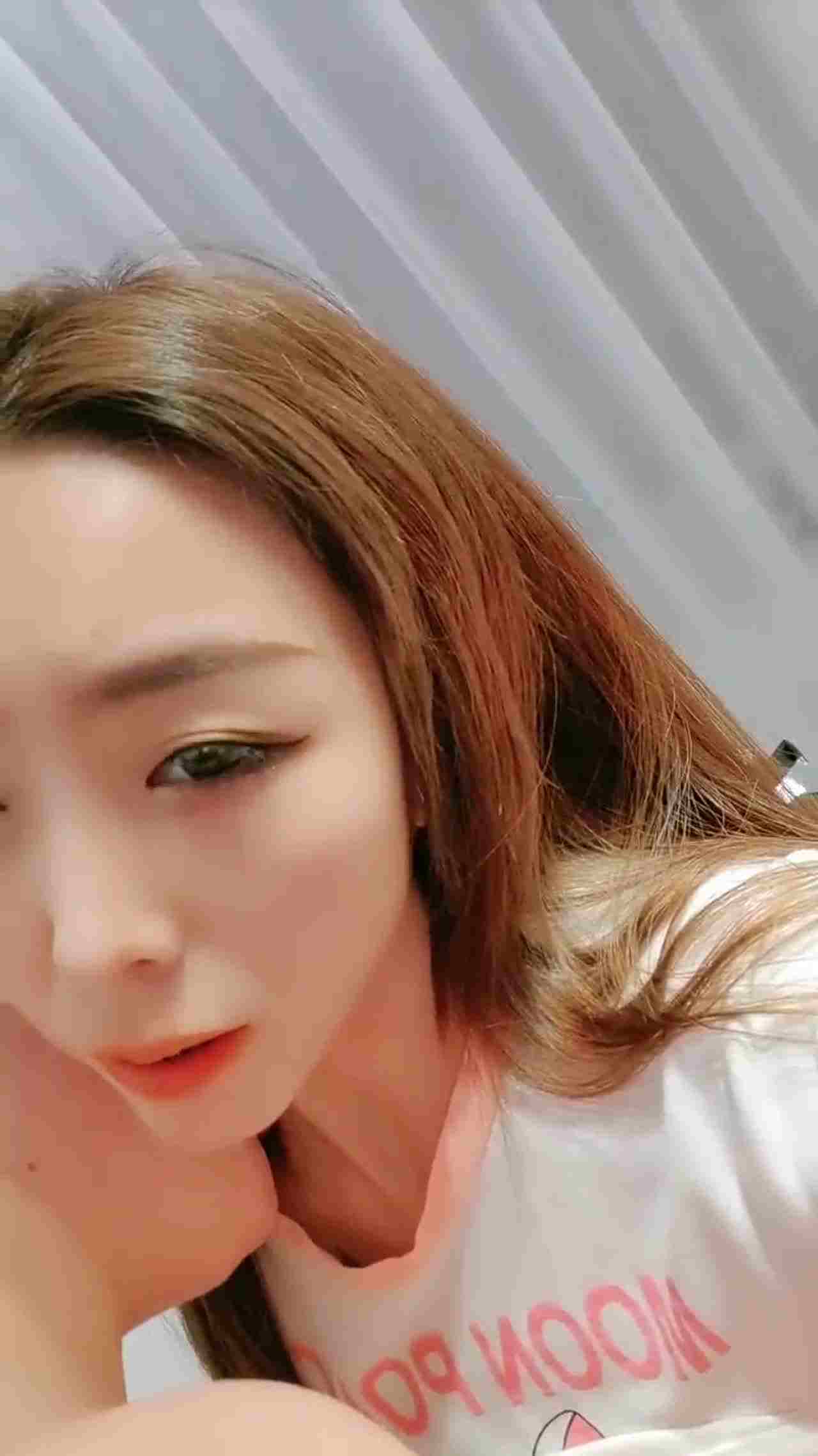  蜜桃熙熙 想把女主播的无毛粉嫩鲍吃掉 有够骚的 的剧照5