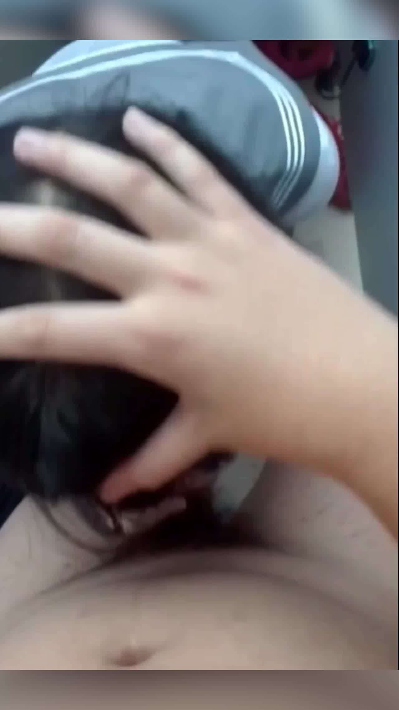  00后情侣商场厕所口交啪啪偷感好强 刺激 的剧照9