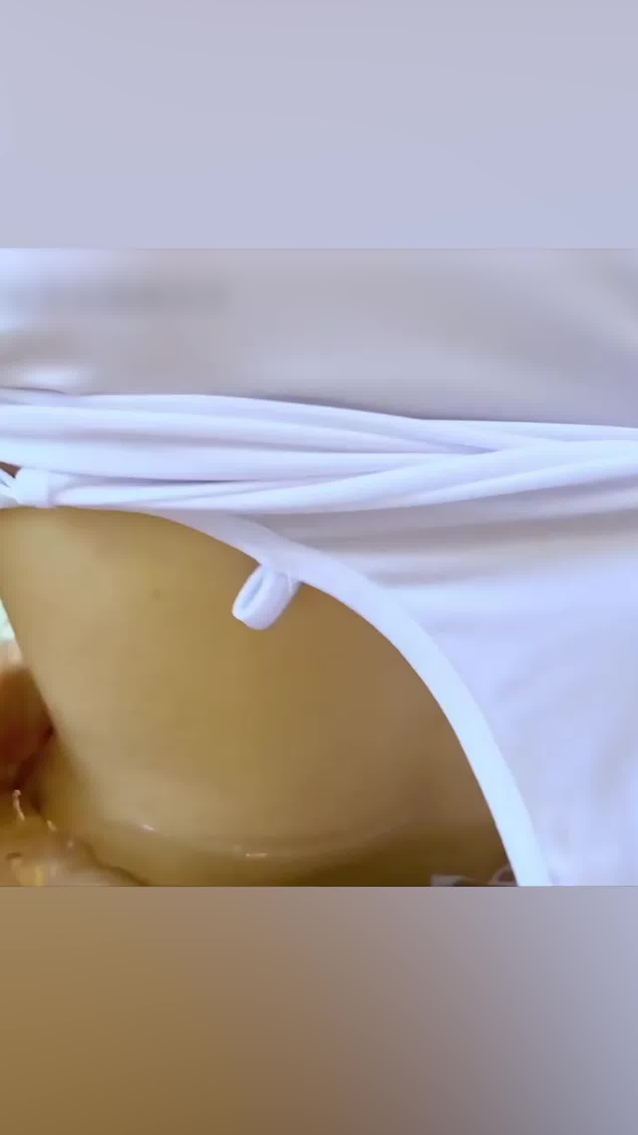  粉嫩美臀少女与榜一大哥浴缸之战 的剧照10