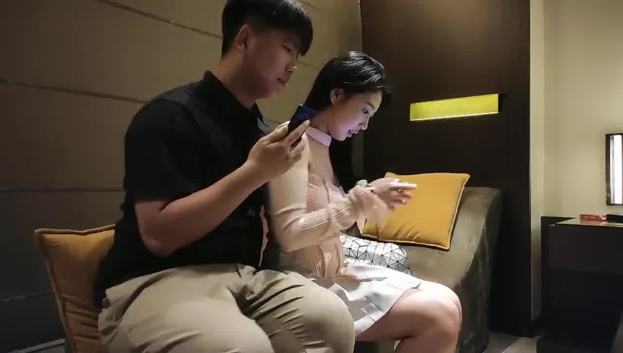  小宝寻花大神带你找大圈外围，深夜甜美极品长腿美女，浴室洗澡拍摄蹲着口交，骑乘后入猛操晃动奶子 的剧照9