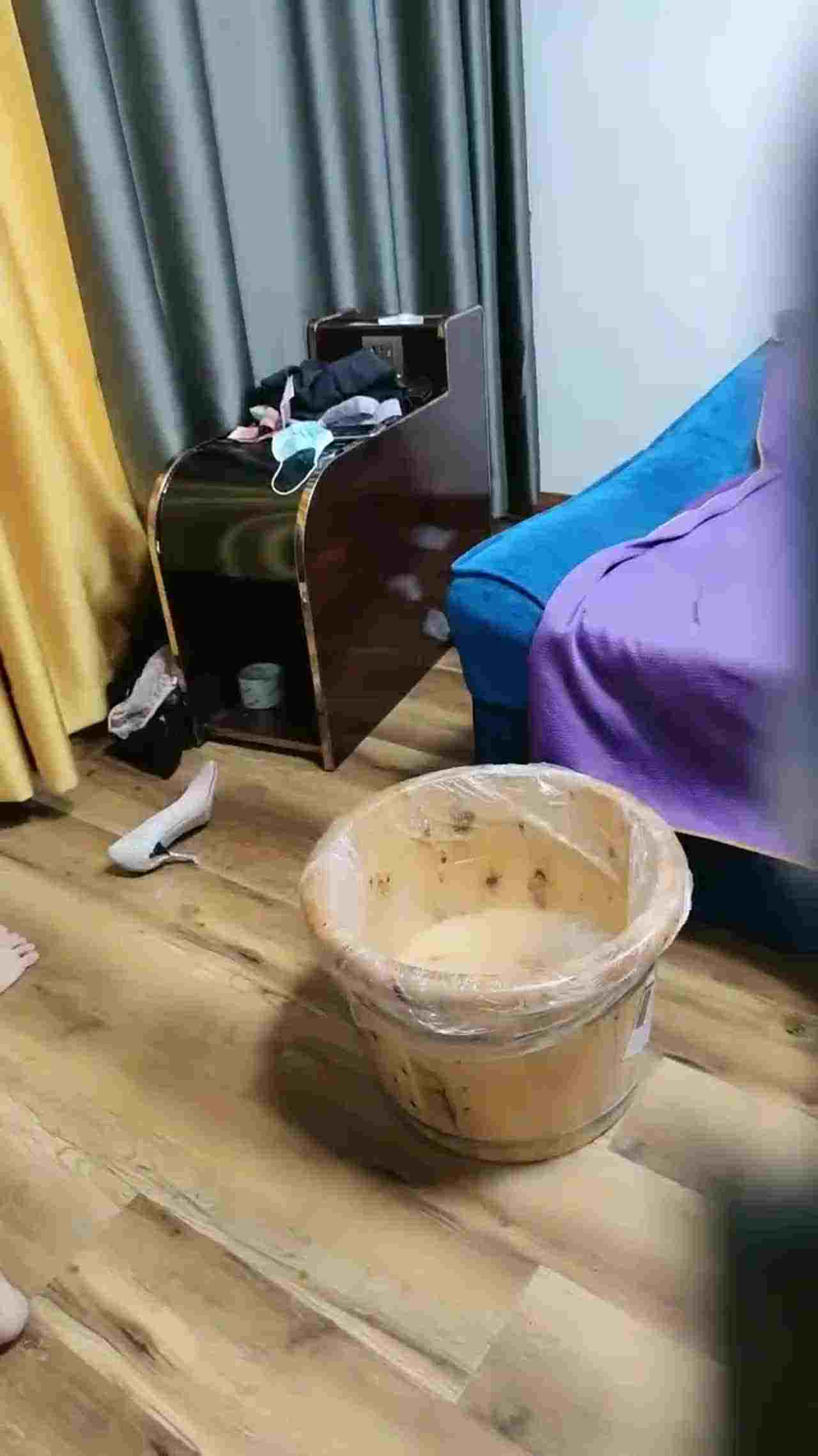  老婆抓到老公在按摩店 然后就3P了 的剧照2