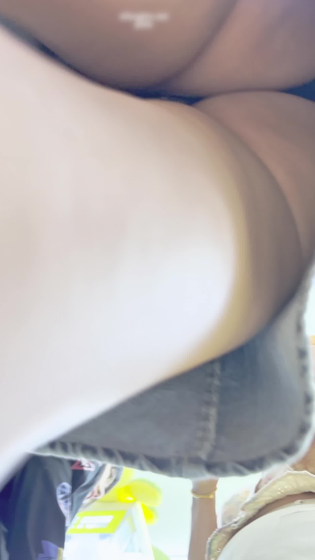  【KFC】极品牛仔裙少妇抓娃娃，弯腰时骚窄内露出一片阴唇风韵犹存骚气外露。清晰度极高 的剧照5