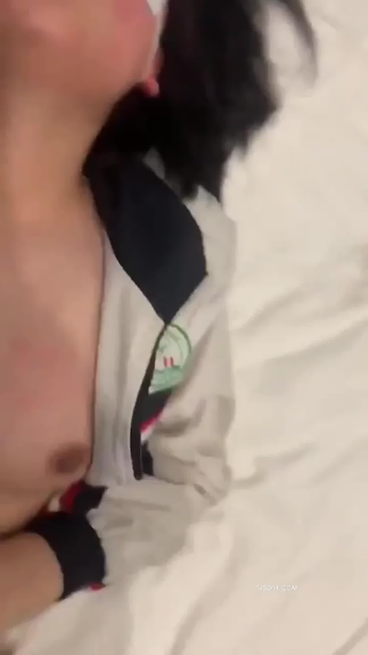  穿着校服去酒店3p，校服都来不及脱。老师眼中的好学生，像个母狗一样被别人按着操! 的剧照4